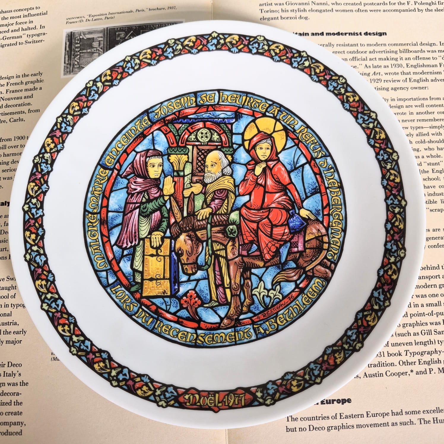 Coleção de pratos decorativos em porcelana francesa Limoges, a série "Noël Vitrail" de 1976, Henri D&