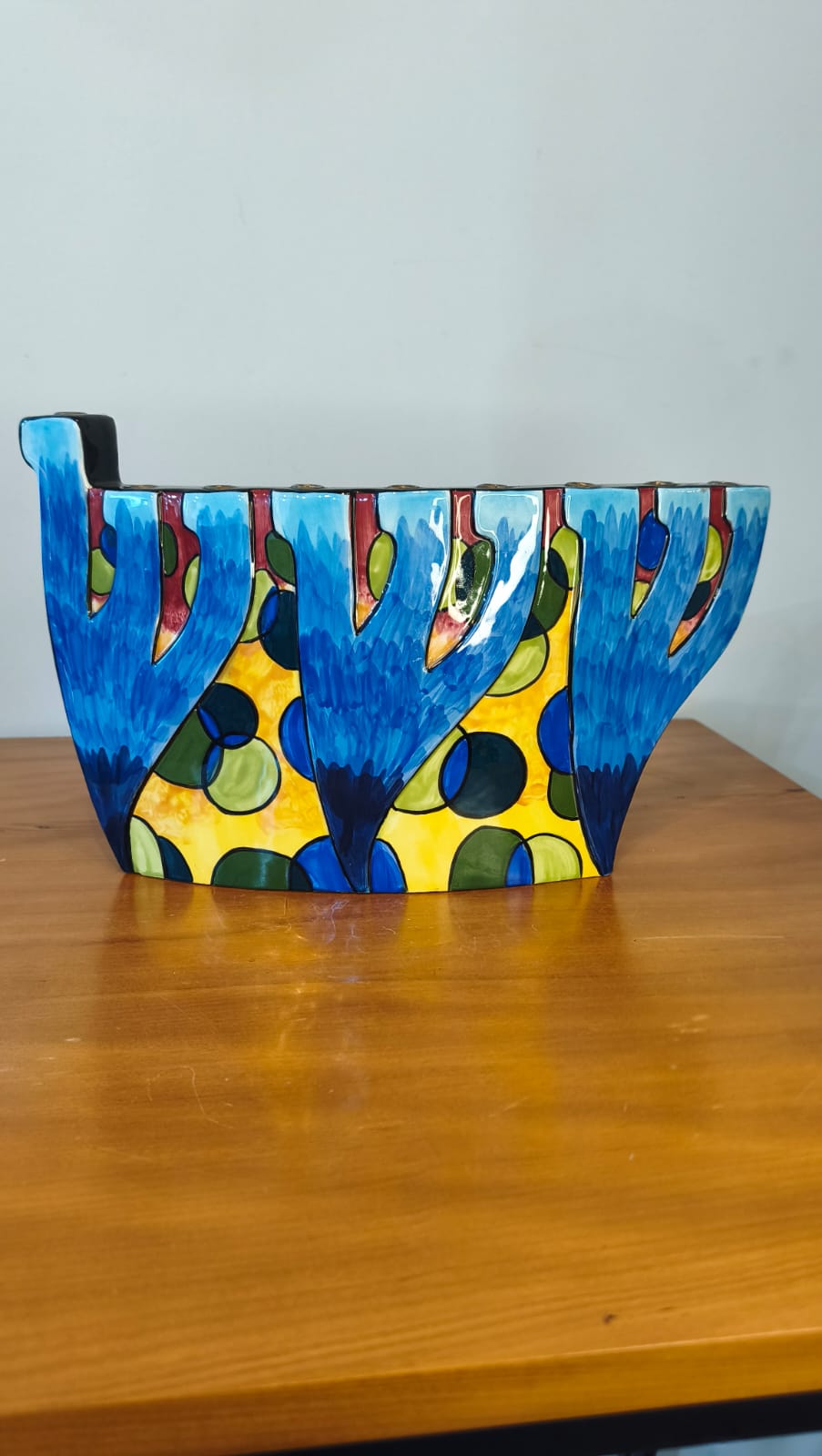 Chanukiá Judaica Plaut – Candelabro de Hanucá em Cerâmica Pintada à Mão – 35 cm