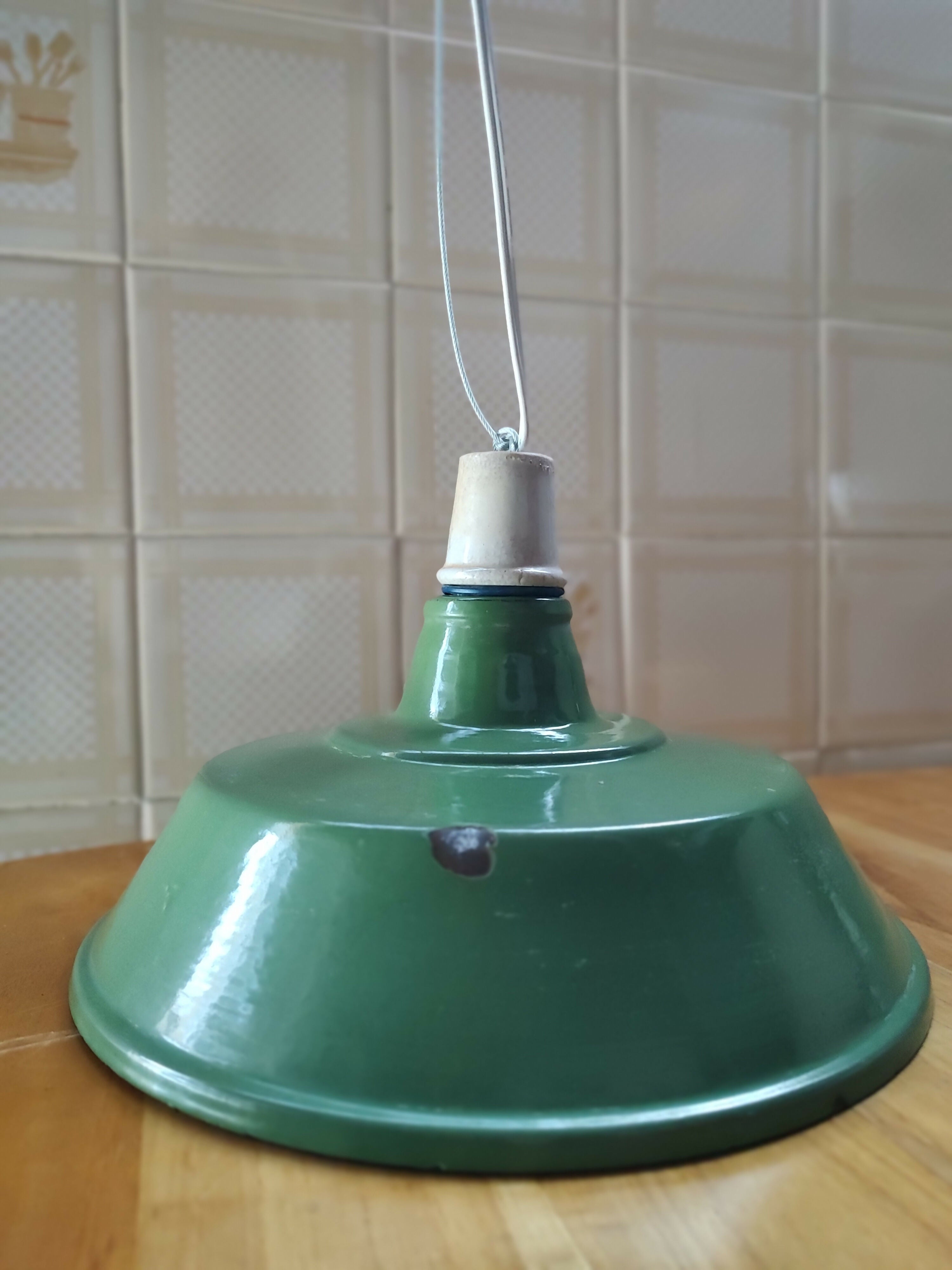 Antigo Lustre / Luminária pendente Industrial com cúpula em metal com pintura verde militar