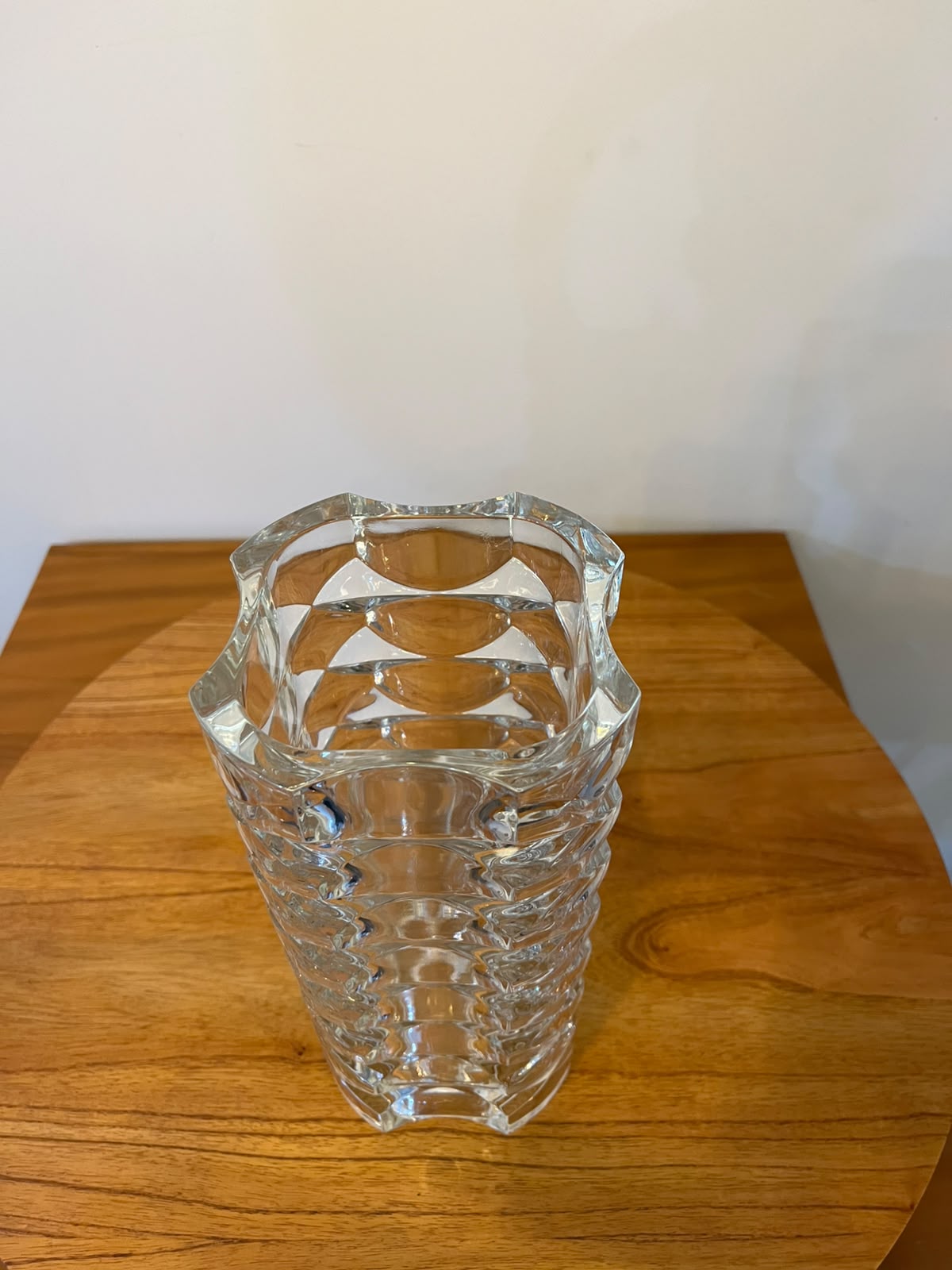 Vaso em cristal francês transparente com relevos geométricos em formato quadrangular (24,5 cm) 