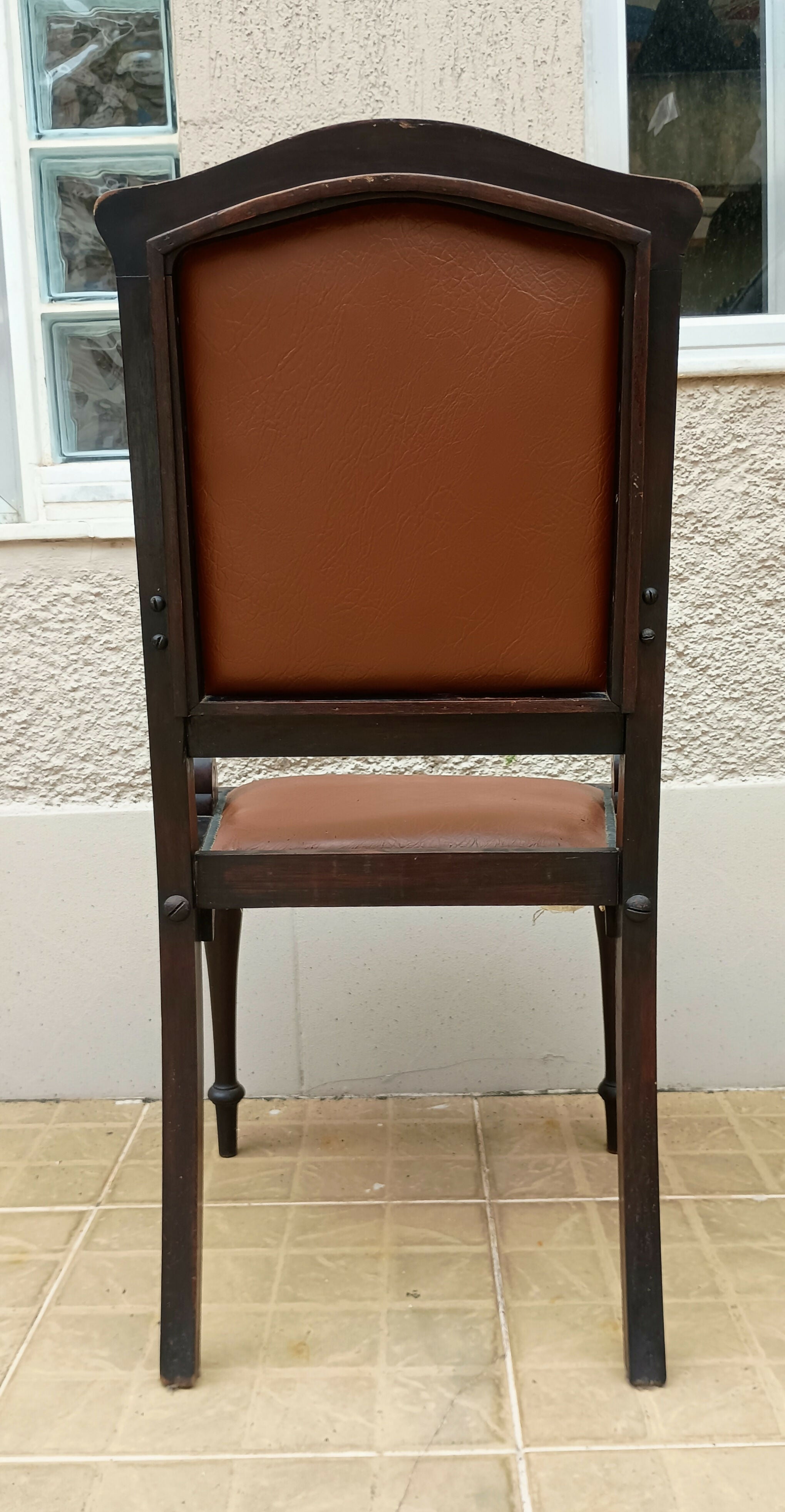 Antigo Par de cadeiras com braço em Jacarandá maciço e estofado marrom estilo décadas de 20-40