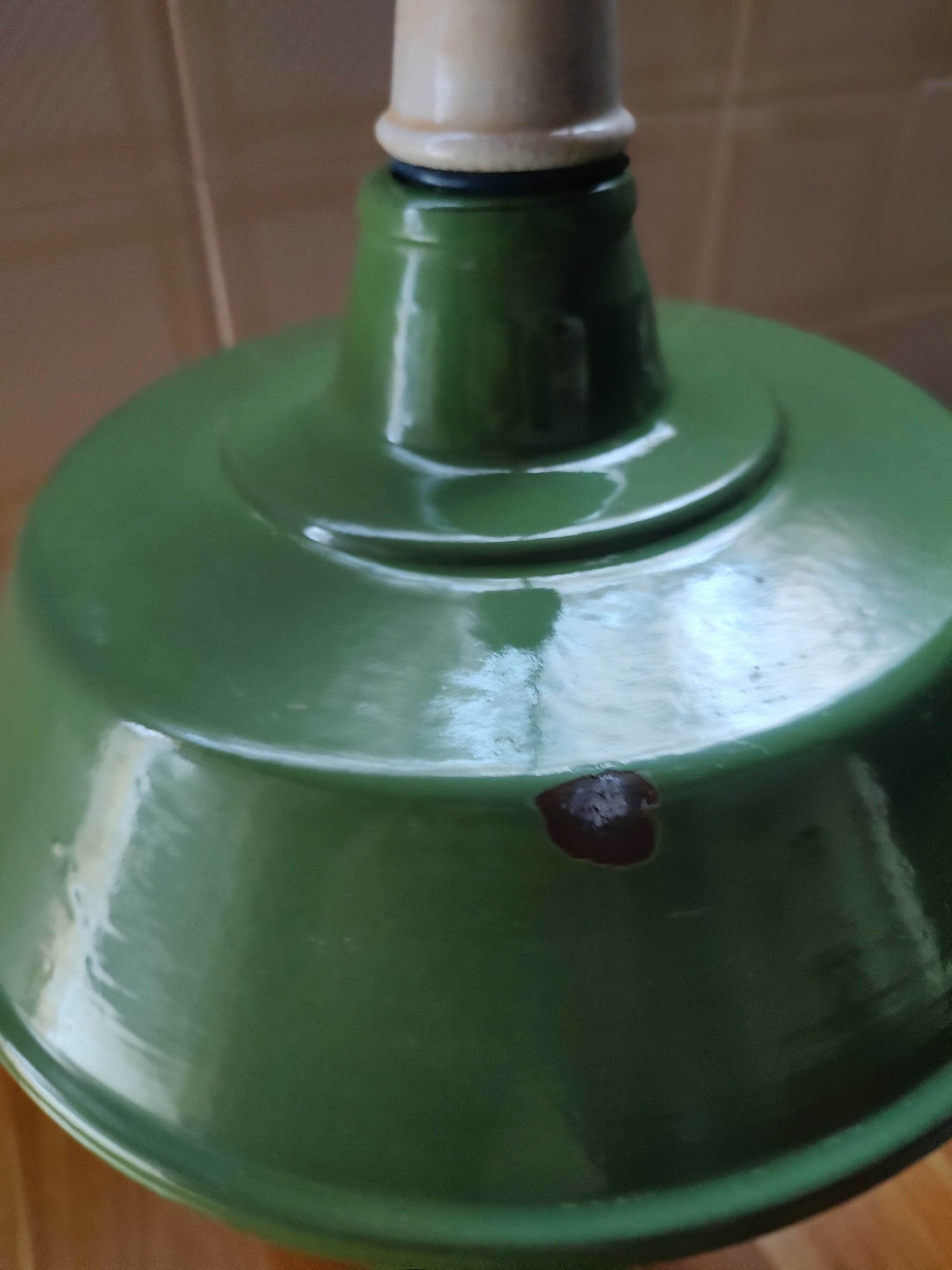 Antigo Lustre / Luminária pendente Industrial com cúpula em metal com pintura verde militar