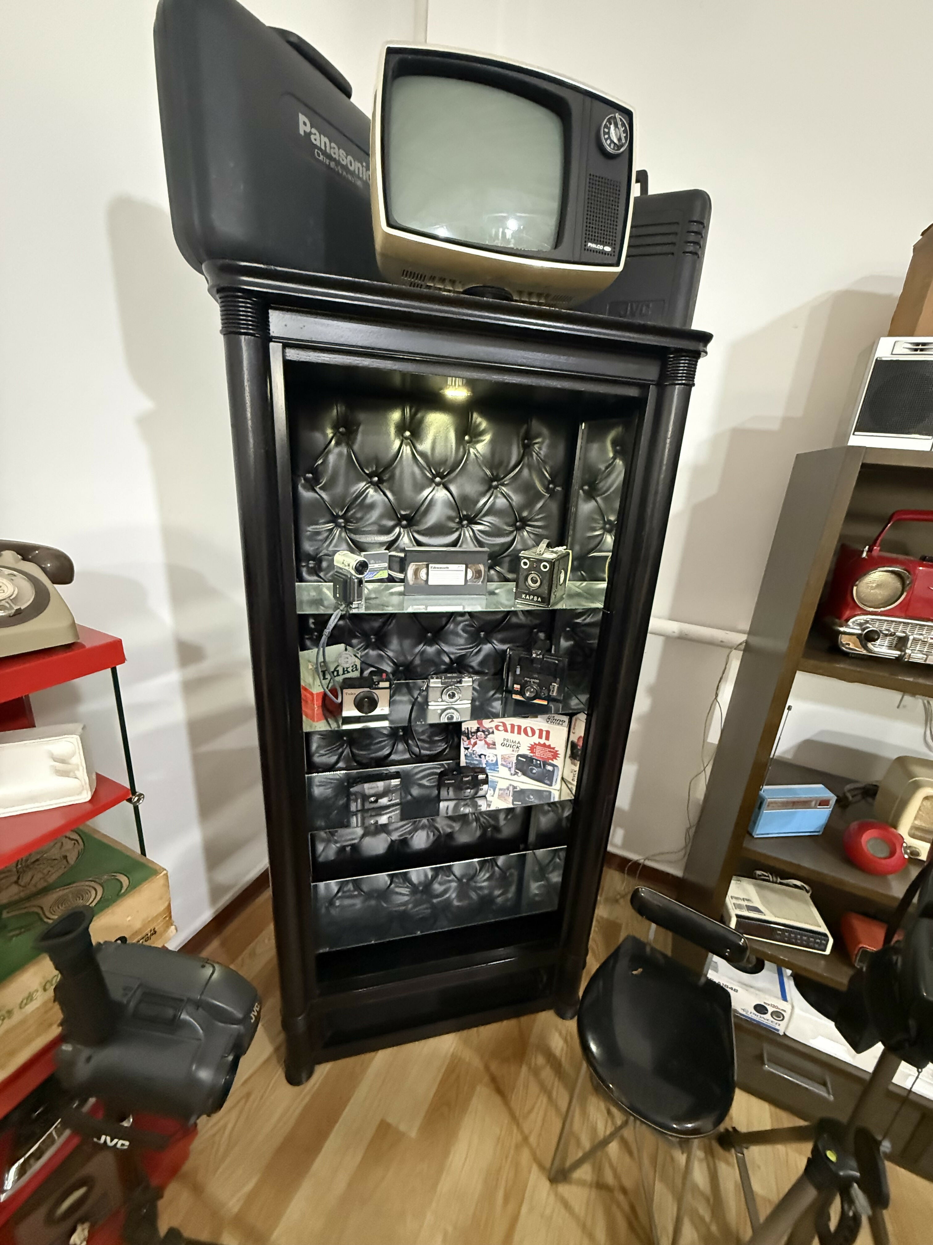 Móvel Antigo em Madeira Maciça – Customizado | Vitrine Iluminada de Destaque