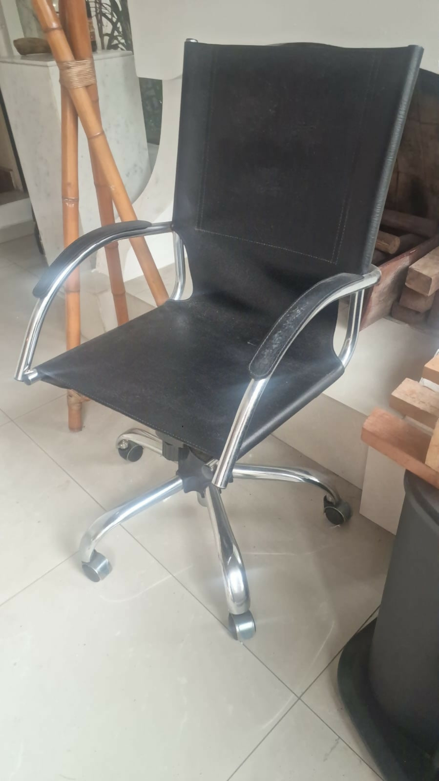 Cadeira de Escritório Giratória – Estrutura Cromada | Couro Sintético Preto
