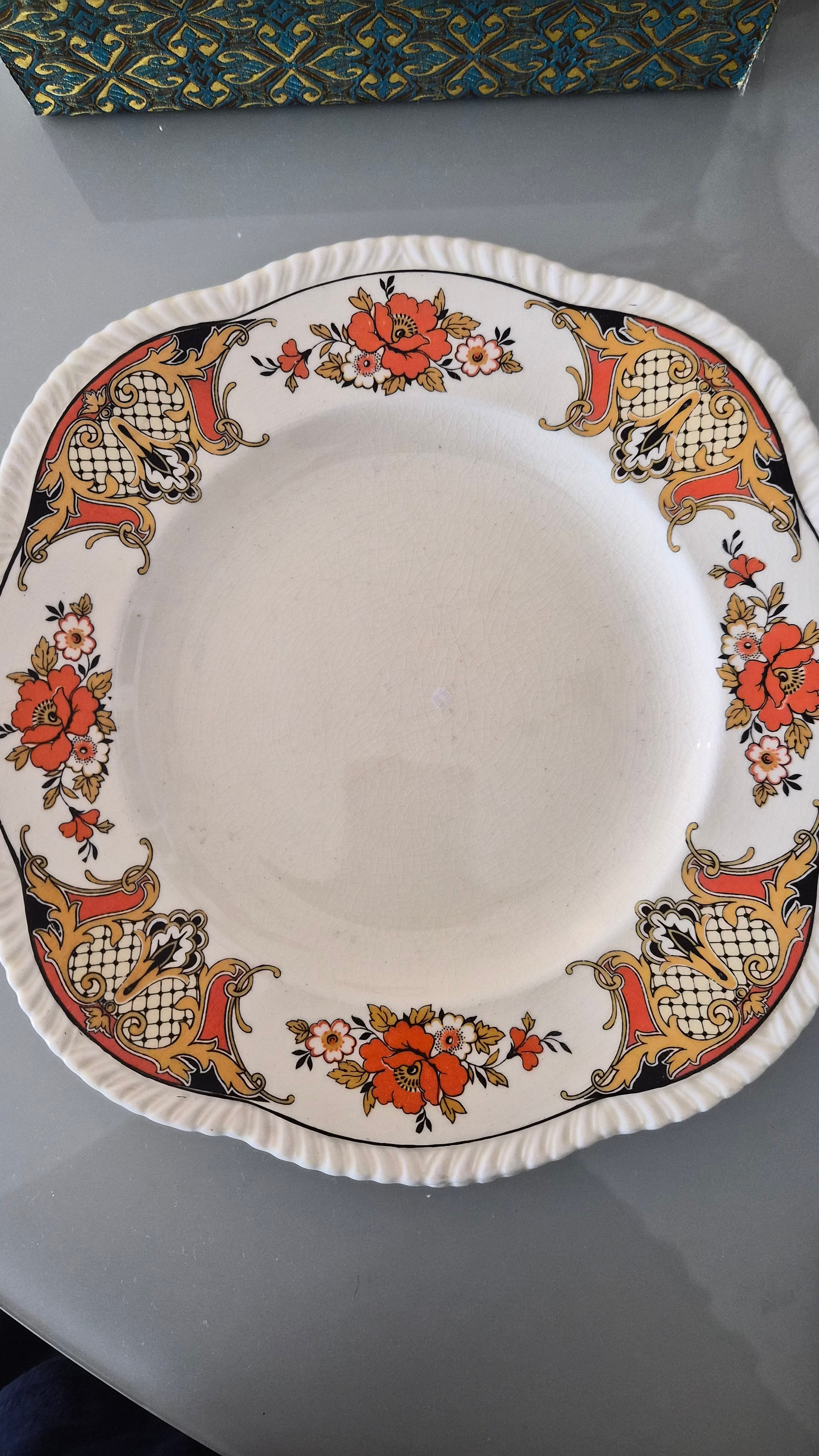 Pratos de porcelana inglesa vintage Woods Ivory Ware com decoração floral em tons de vermelho, laranja e dourado
