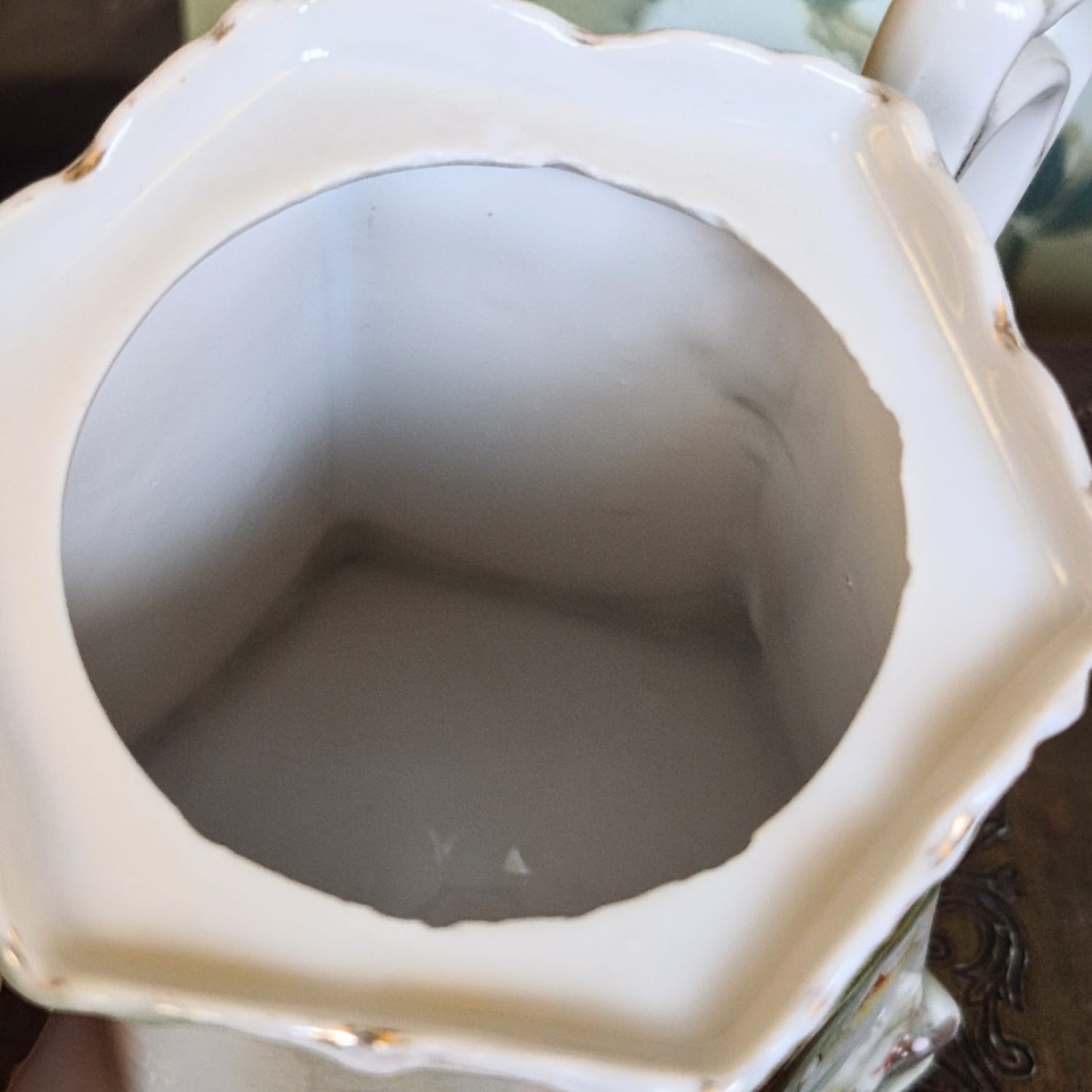 Conjunto de bule e leiteira antigos (1890) em porcelana alemã da Silésia,  lindamente decorados à mão.