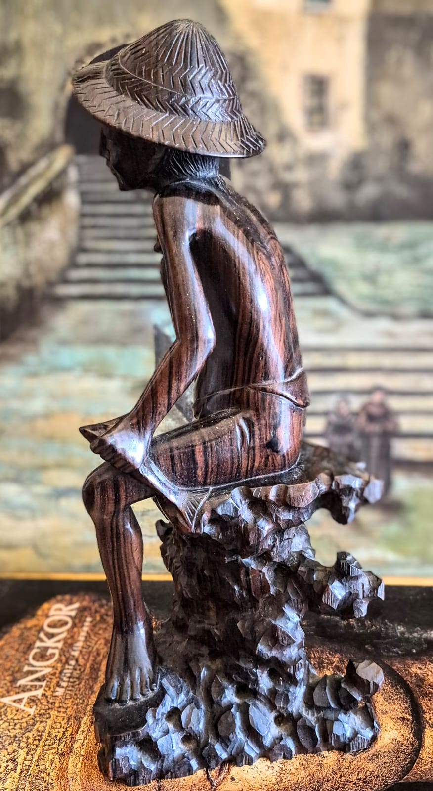 Escultura deslumbrante em jacarandá balinês de pescador.  Peça talhada em bloco único incrível.