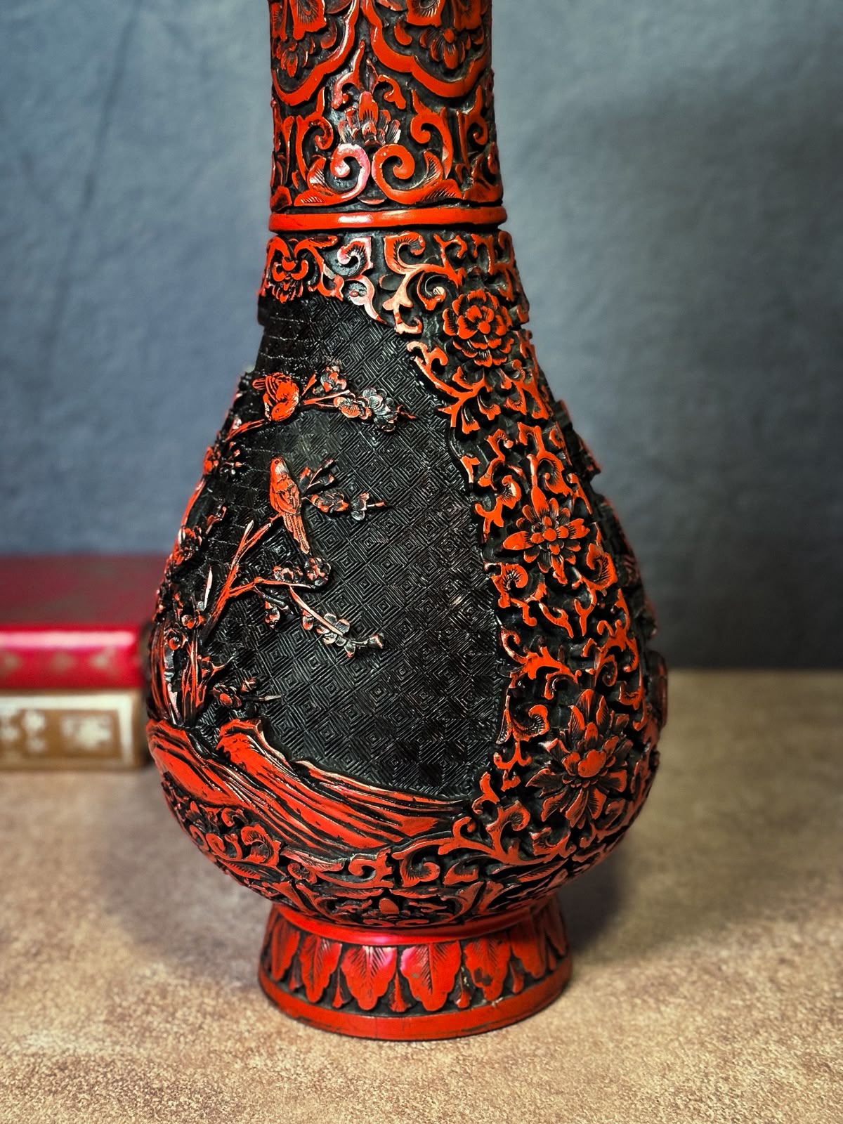 Vaso Chinês em Metal com Acabamento Cinnabar em Vermelho e Preto, Século XX