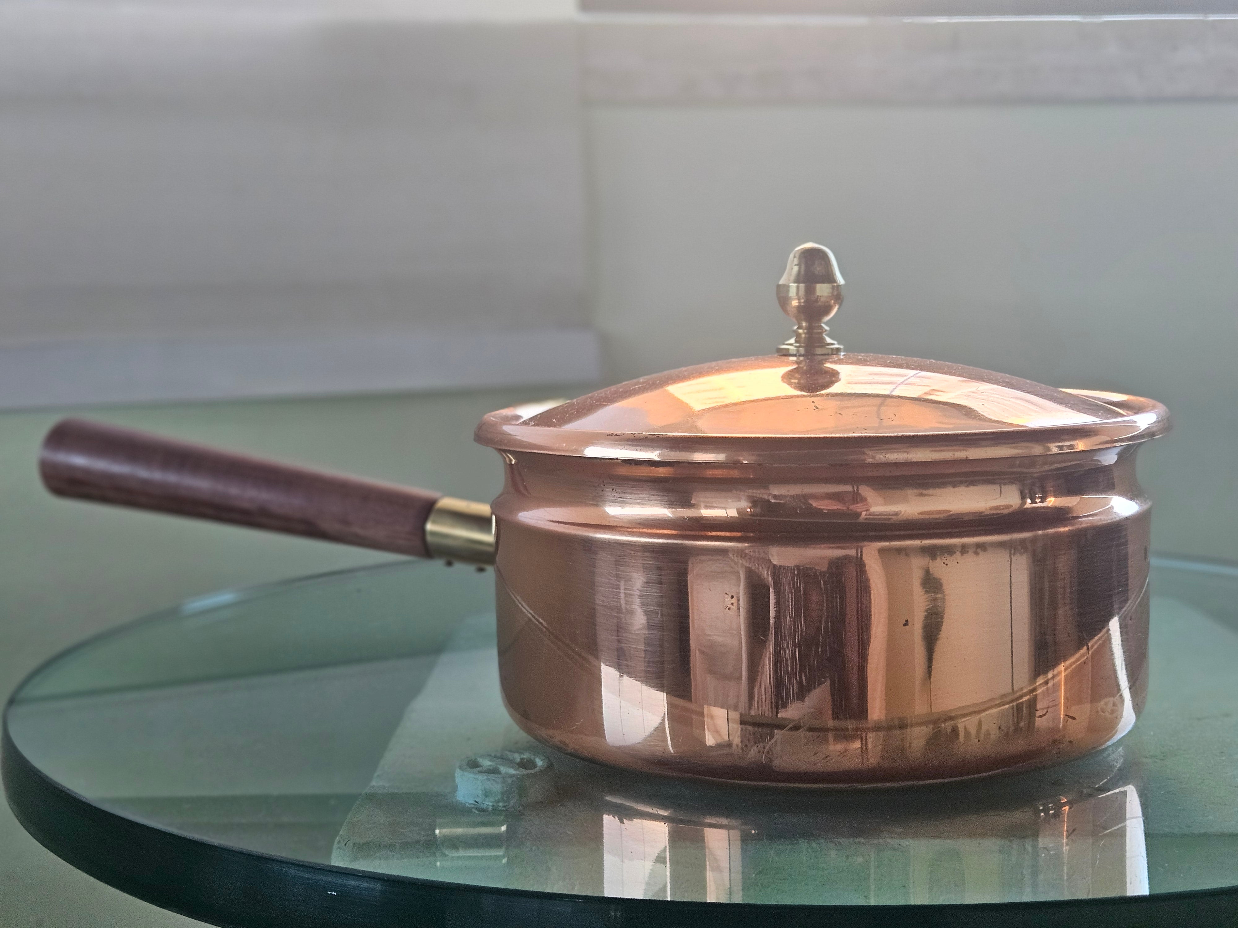 Panela Vintage em Cobre com tampa e cabo de madeira - Peça de coleção
