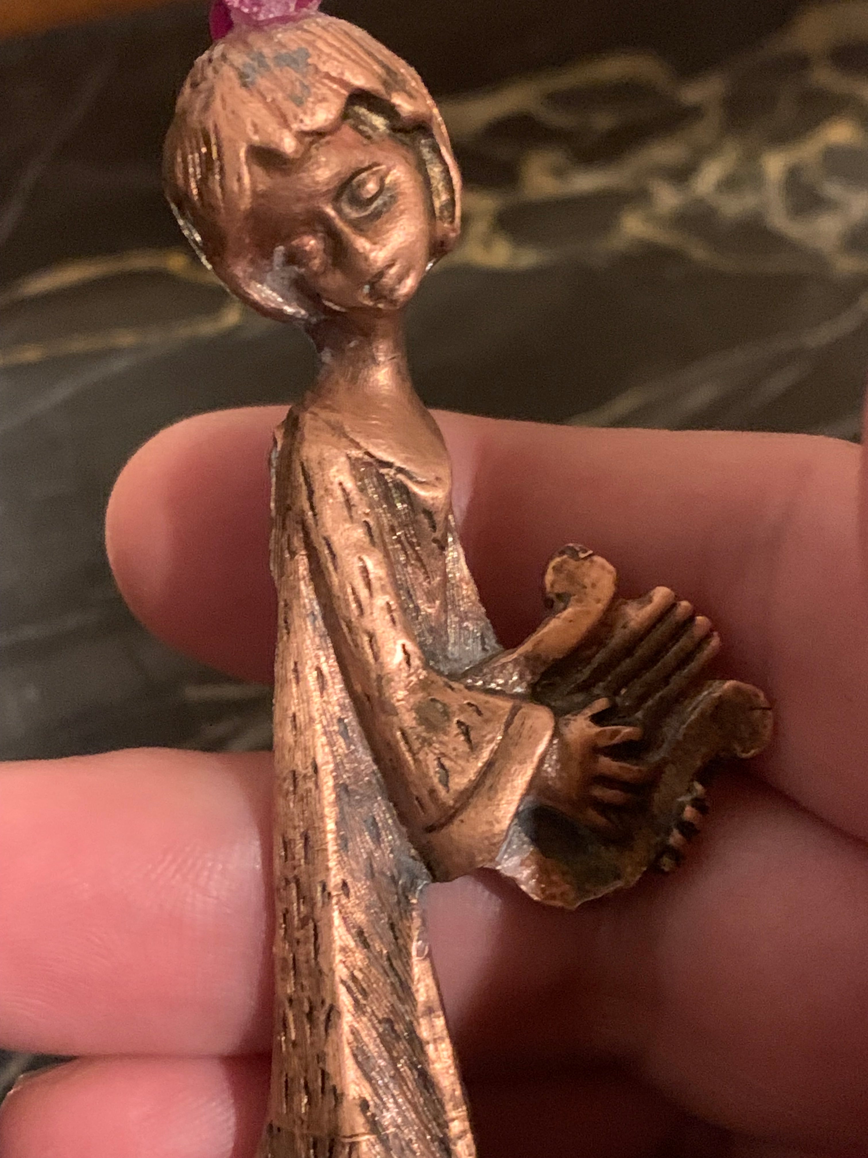 Linda estatueta de anjo em cobre ricamente trabalhada