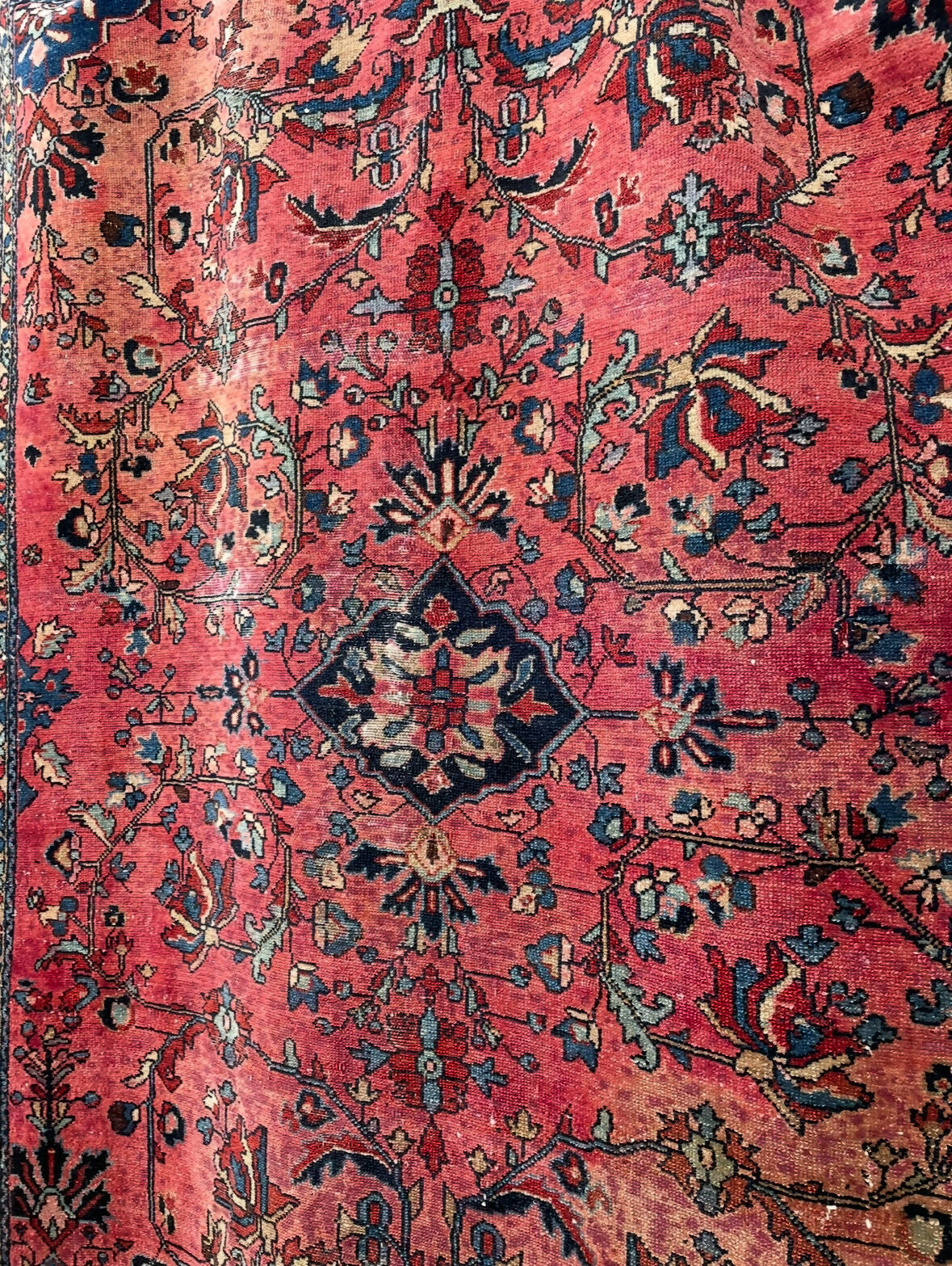 Tapete Sarouk com padrão floral