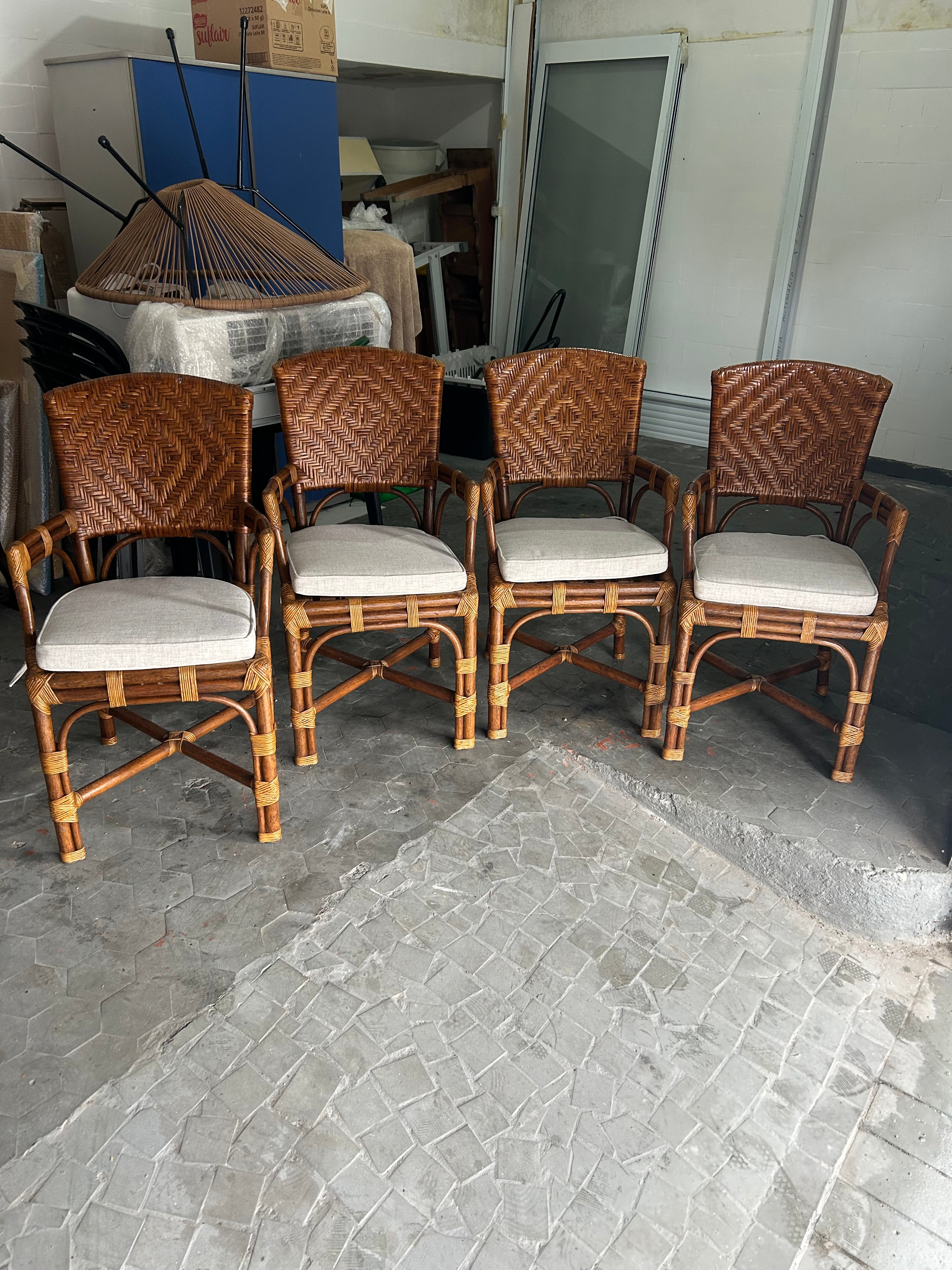 Mesa de jantar redonda em vime com 4 cadeiras. com assento estofado claro 