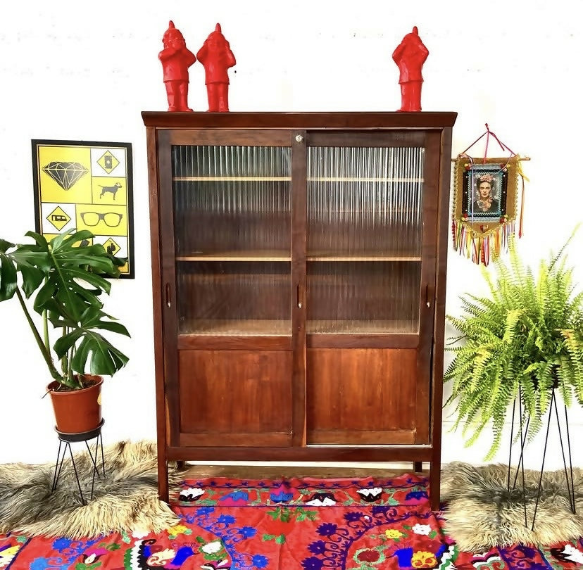 Livreiro vintage em Imbuia e vidro canelado