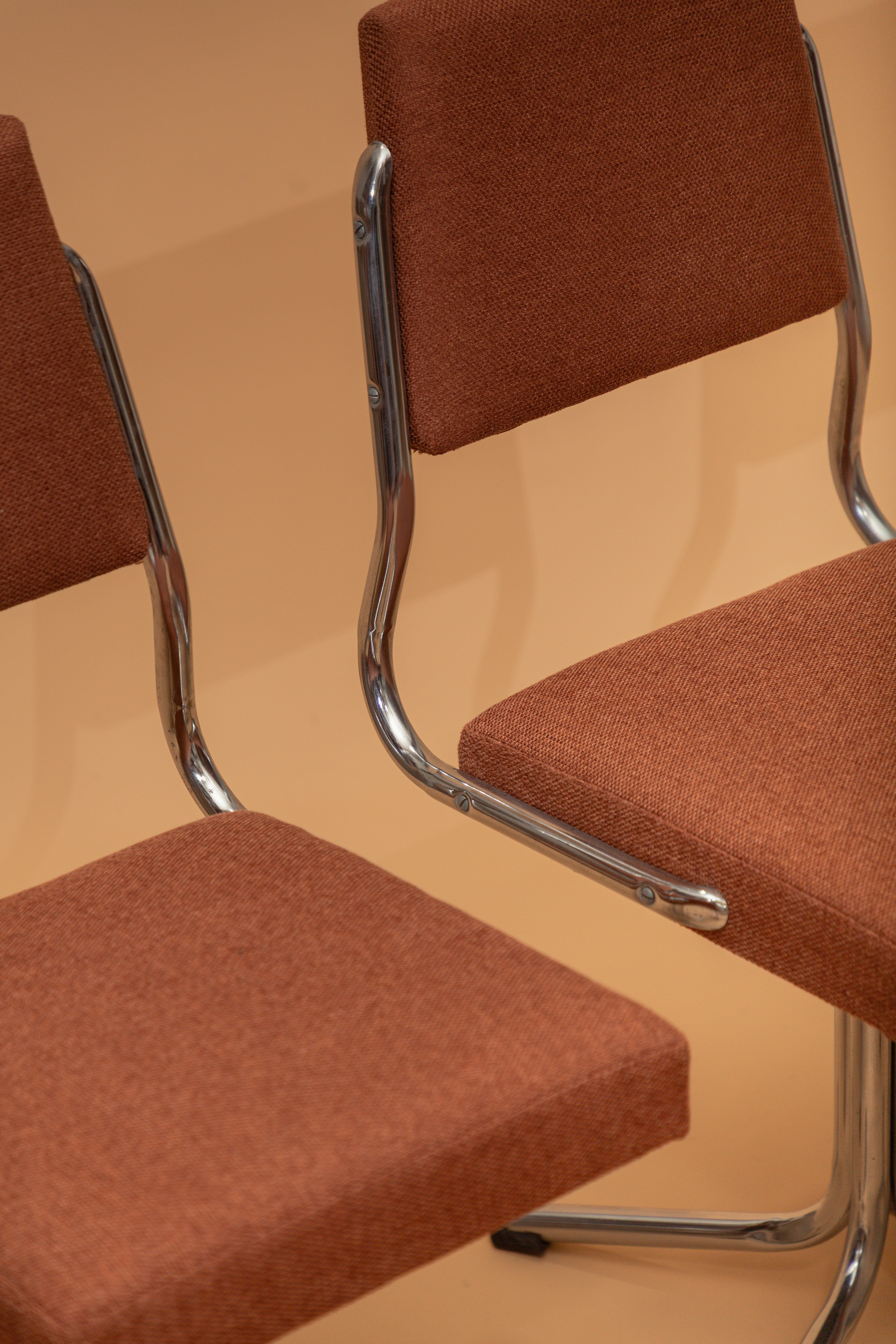 Lindas Cadeiras Giratórias cromadas com estofado em linho terra cota 