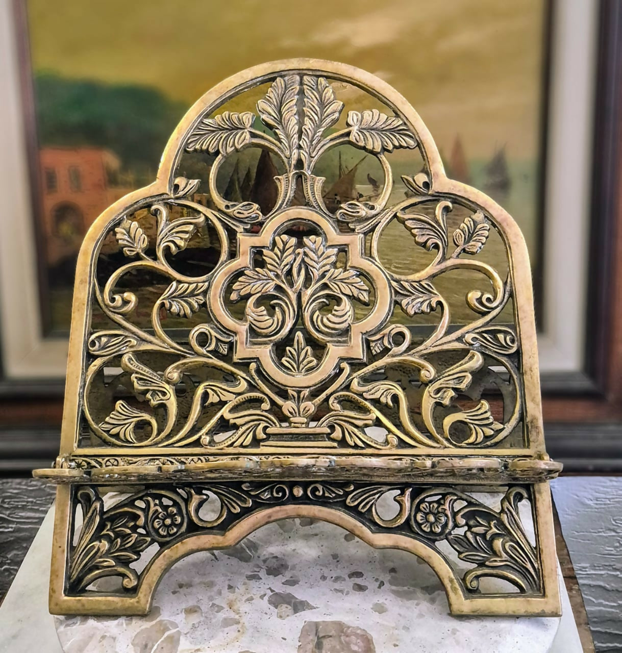 Grande porta Bíblia (ou o que preferir) em bronze maciço fenestrado cinzelado com lindas volutas e florais.