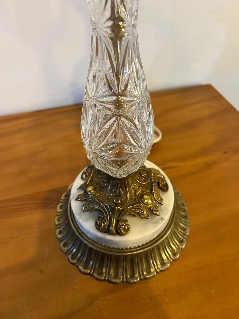 Base De Abajur Vintage Em Vidro Lapidado, Metal Ornamentado E Mármore – 50 Cm