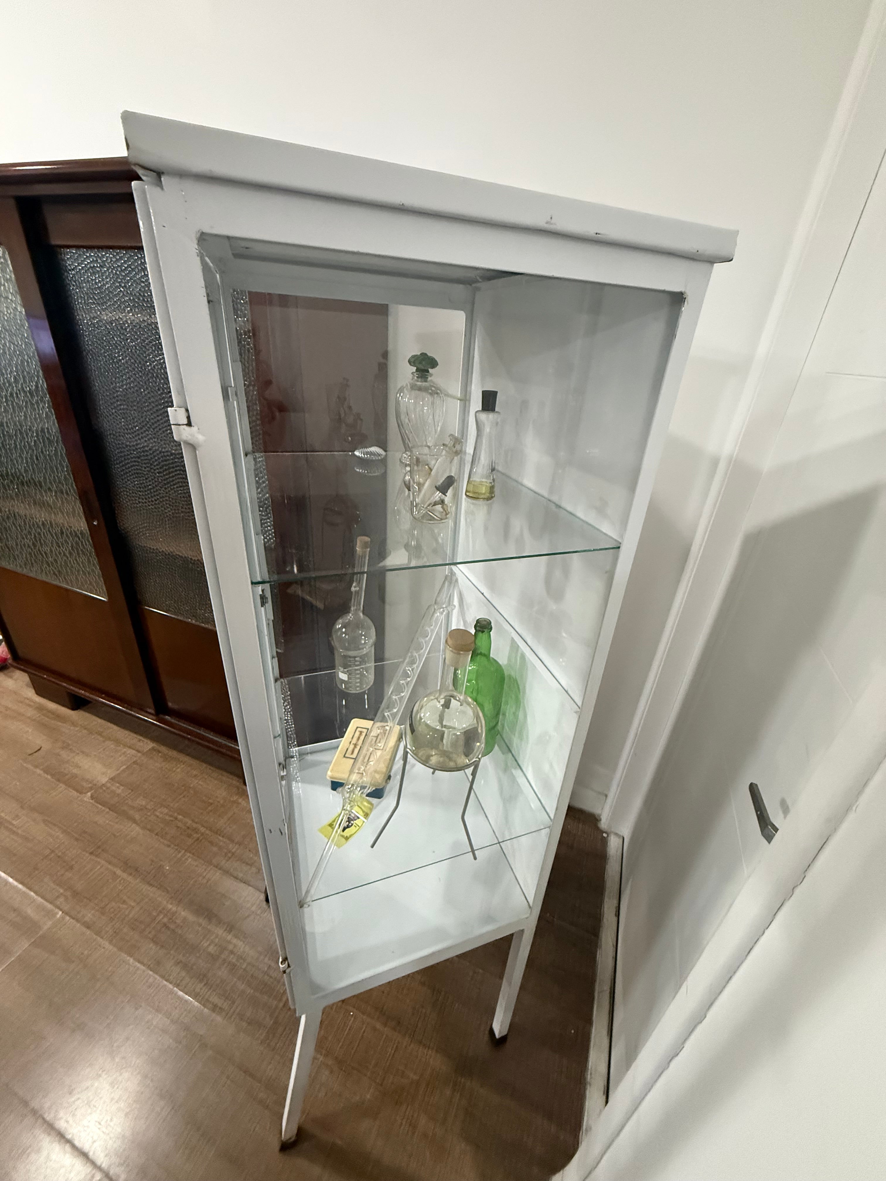 RARA VITRINE FARMACÊUTICA EM METAL BRANCO E VIDRO — DÉCADA DE 1970