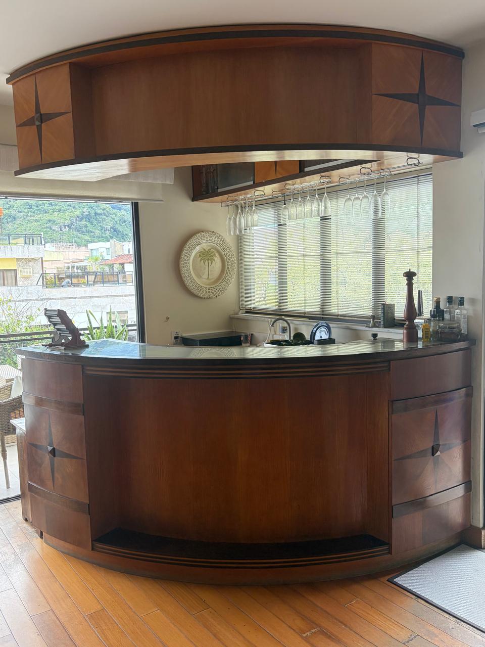 Bar anos 70 em madeira Freijó com Imbuia 