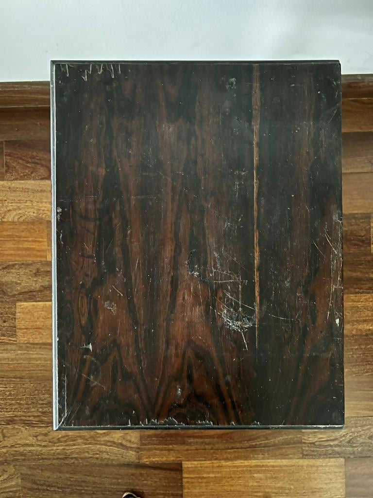 Mesinha de cabeceira antiga