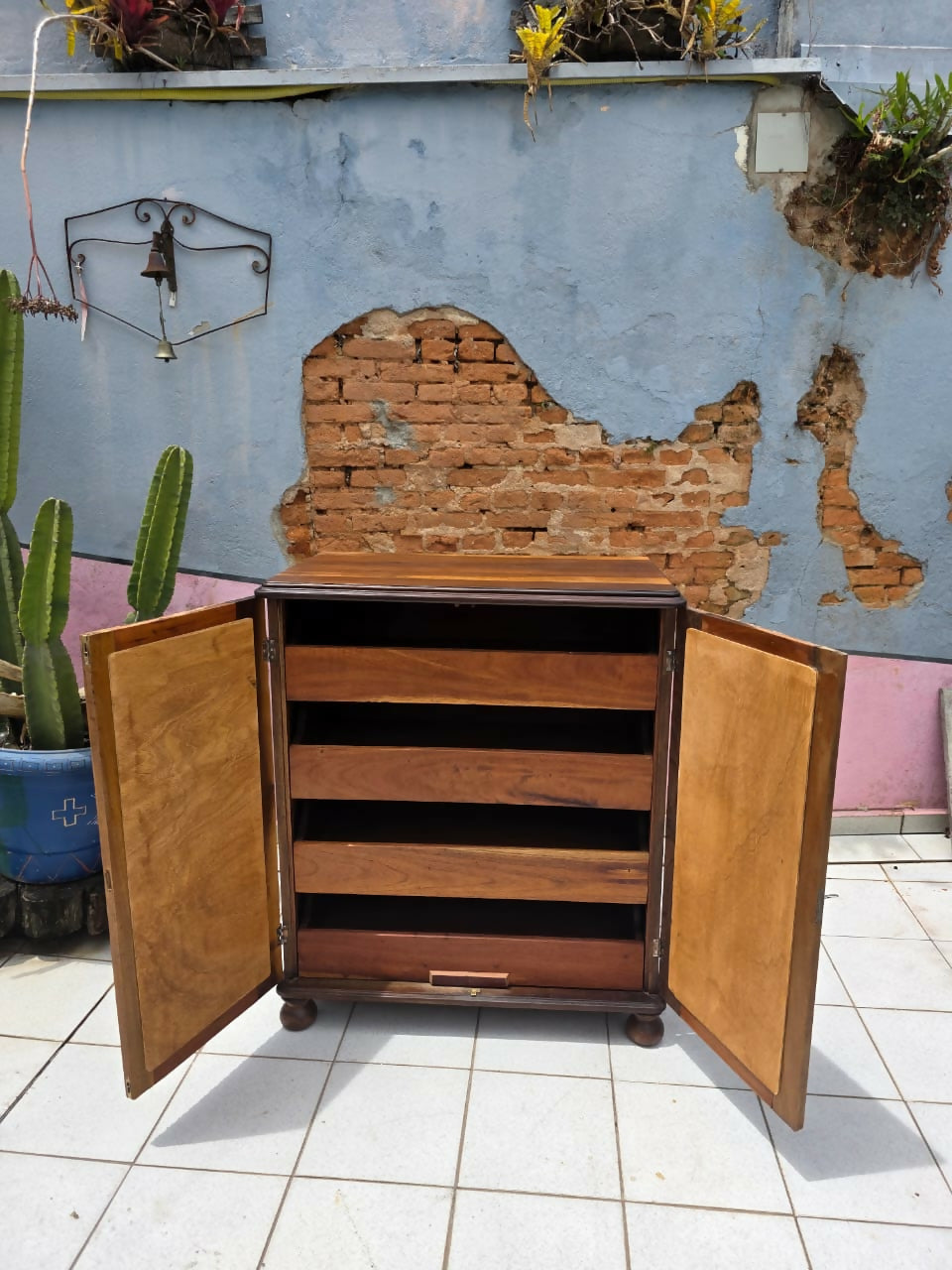 Camiseiro / Sapateira centenária em Imbuia maciça e marchetaria