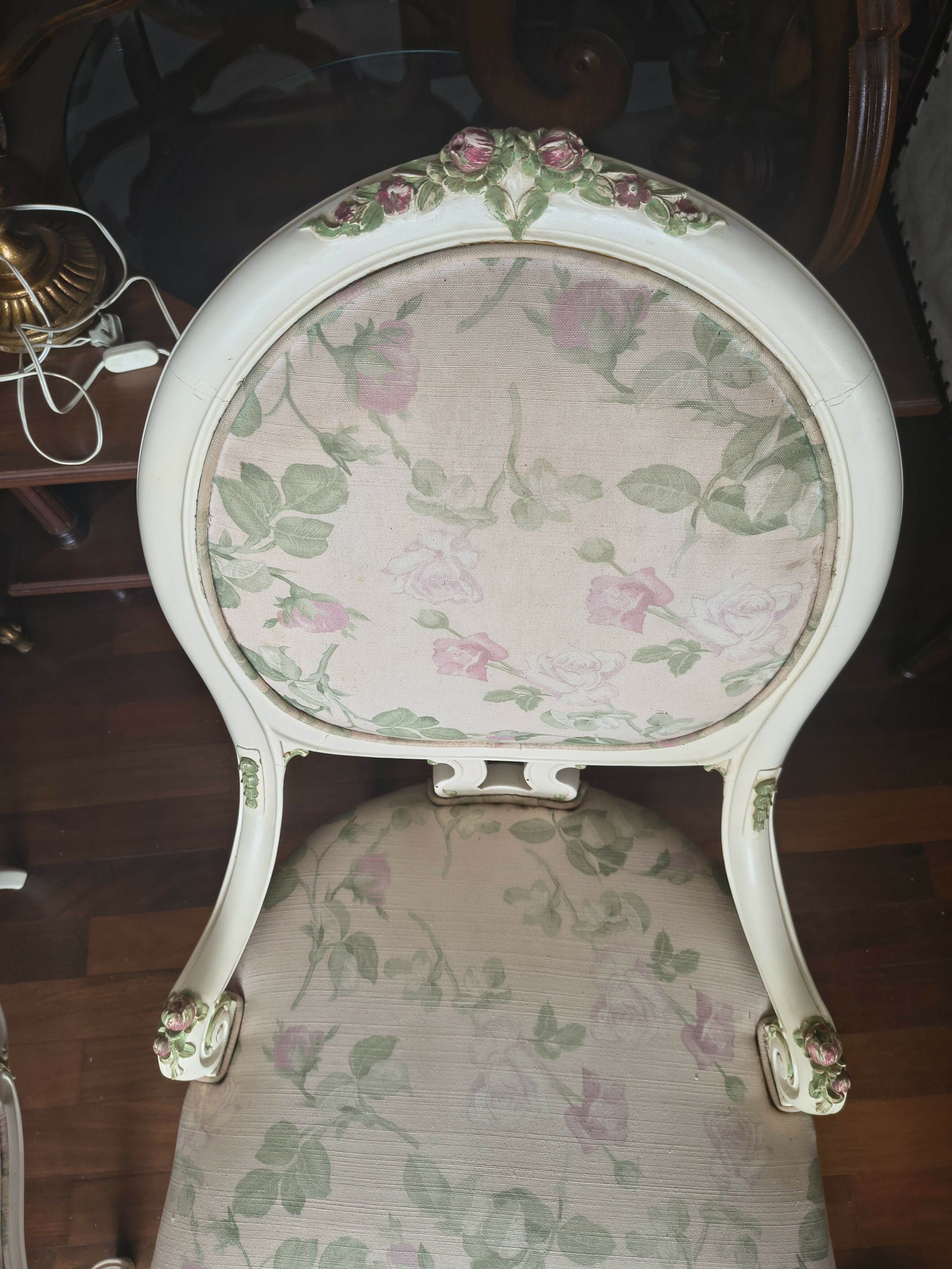 Par de Poltronas baixa estilo XVI em laca branca