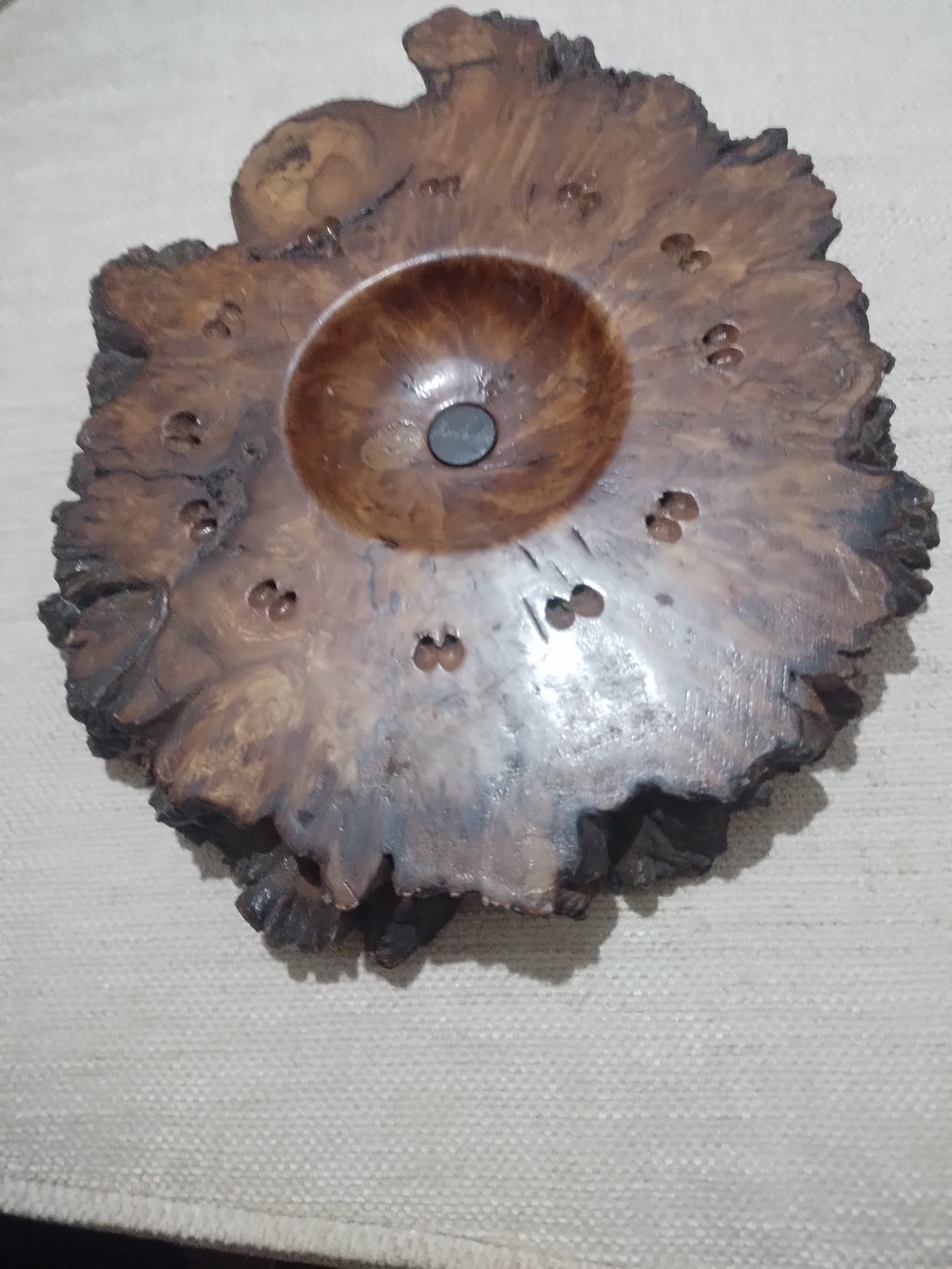 Nódulo de madeira decorativo, preparado para ser relógio de parede.