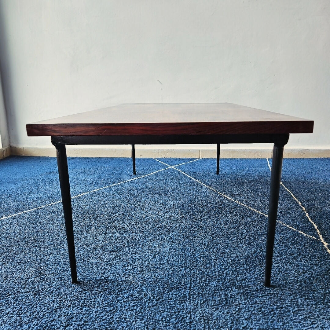 MESA DE CENTRO EM JACARANDÁ E FERRO (ANOS 50)