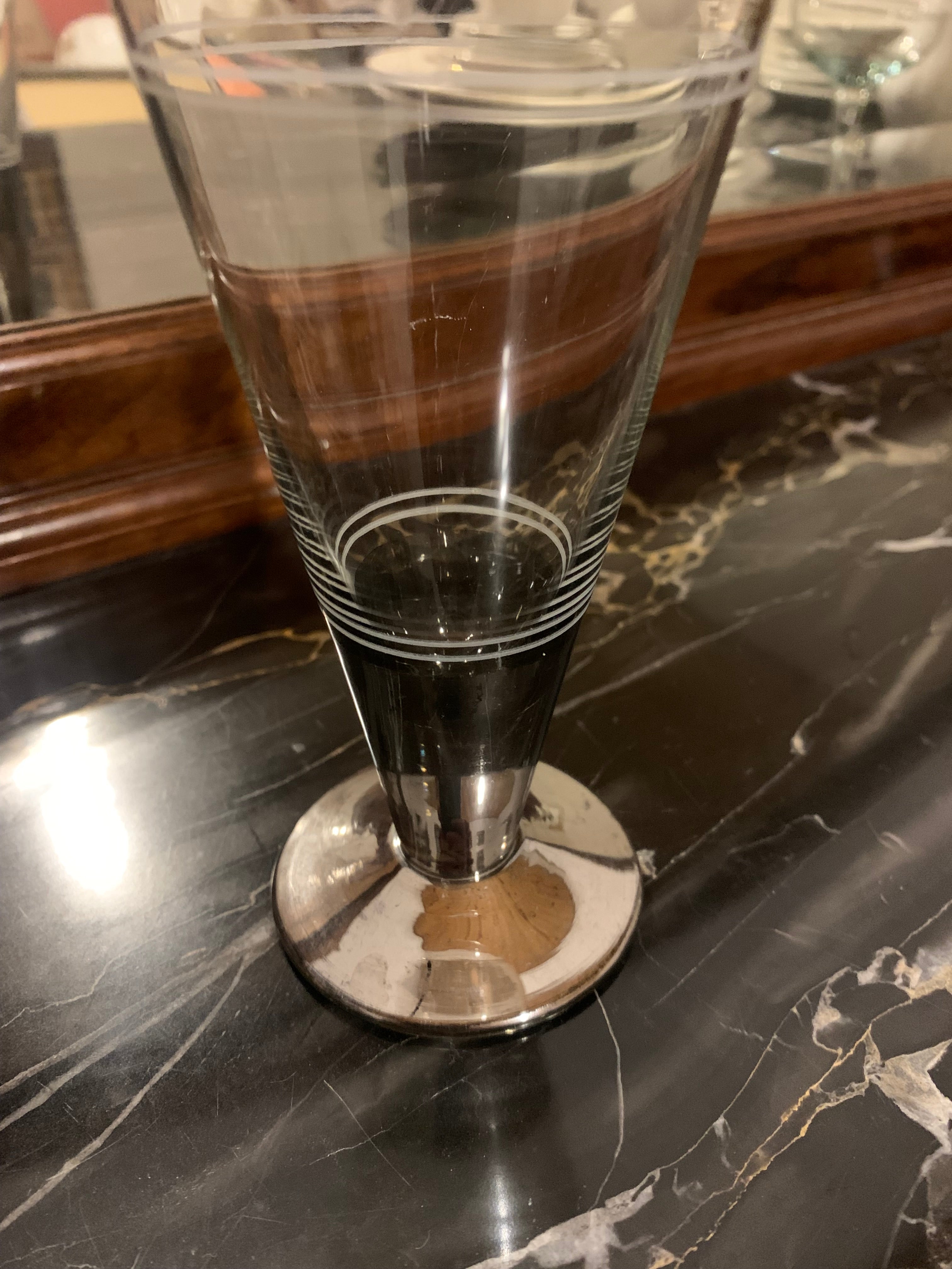 Antiga e maravilhosa taça para dosar e preparar drinks em demi cristal