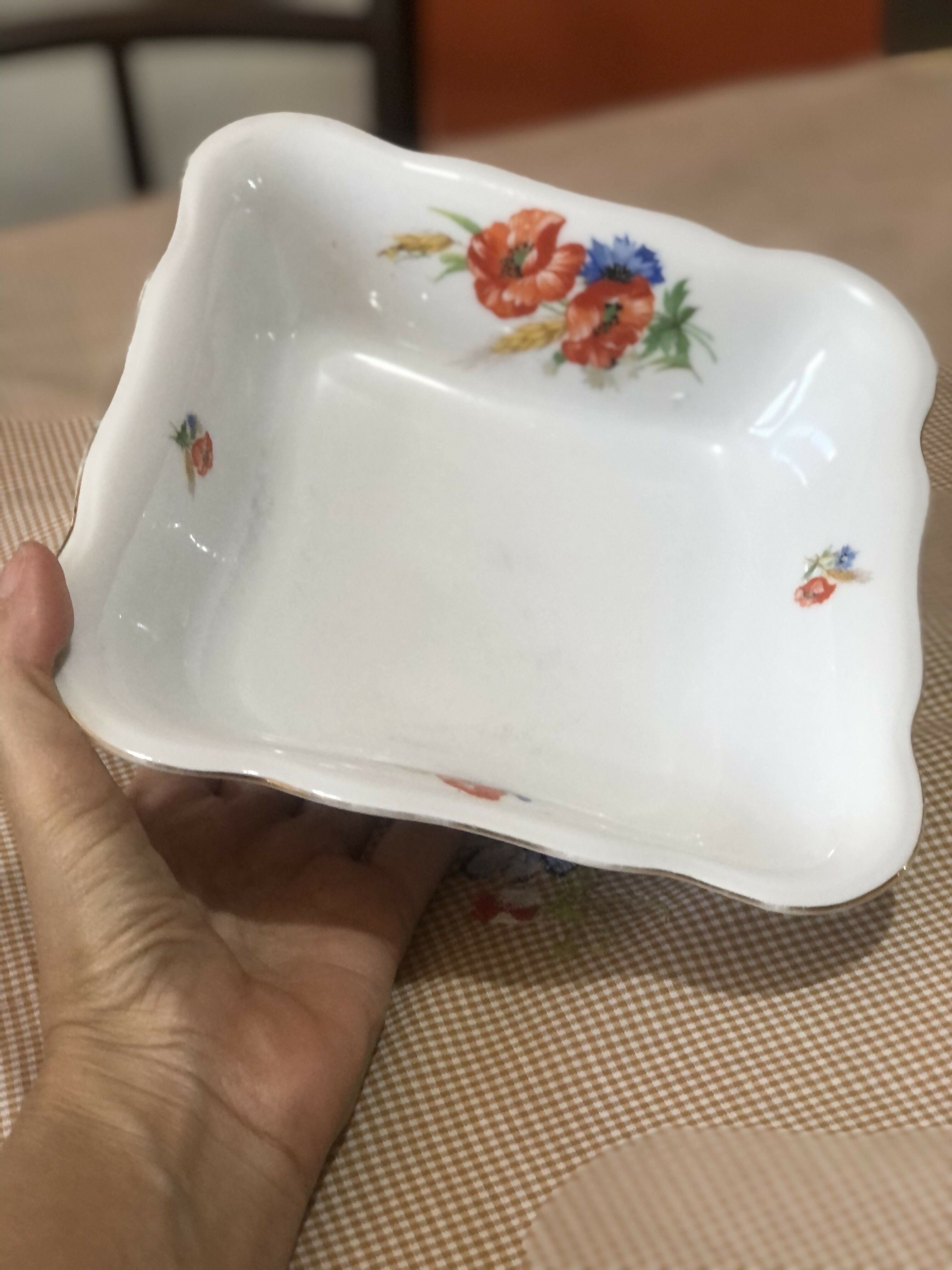 Mesa posta com preciosas peças em porcelana alemã