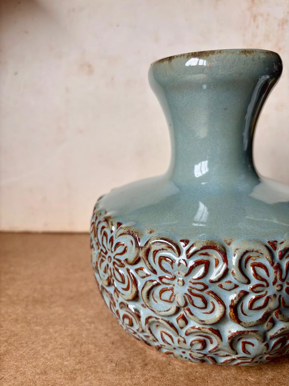 Vaso em cerâmica esmaltada azul-acinzentada com relevo floral (DMCPS_527)