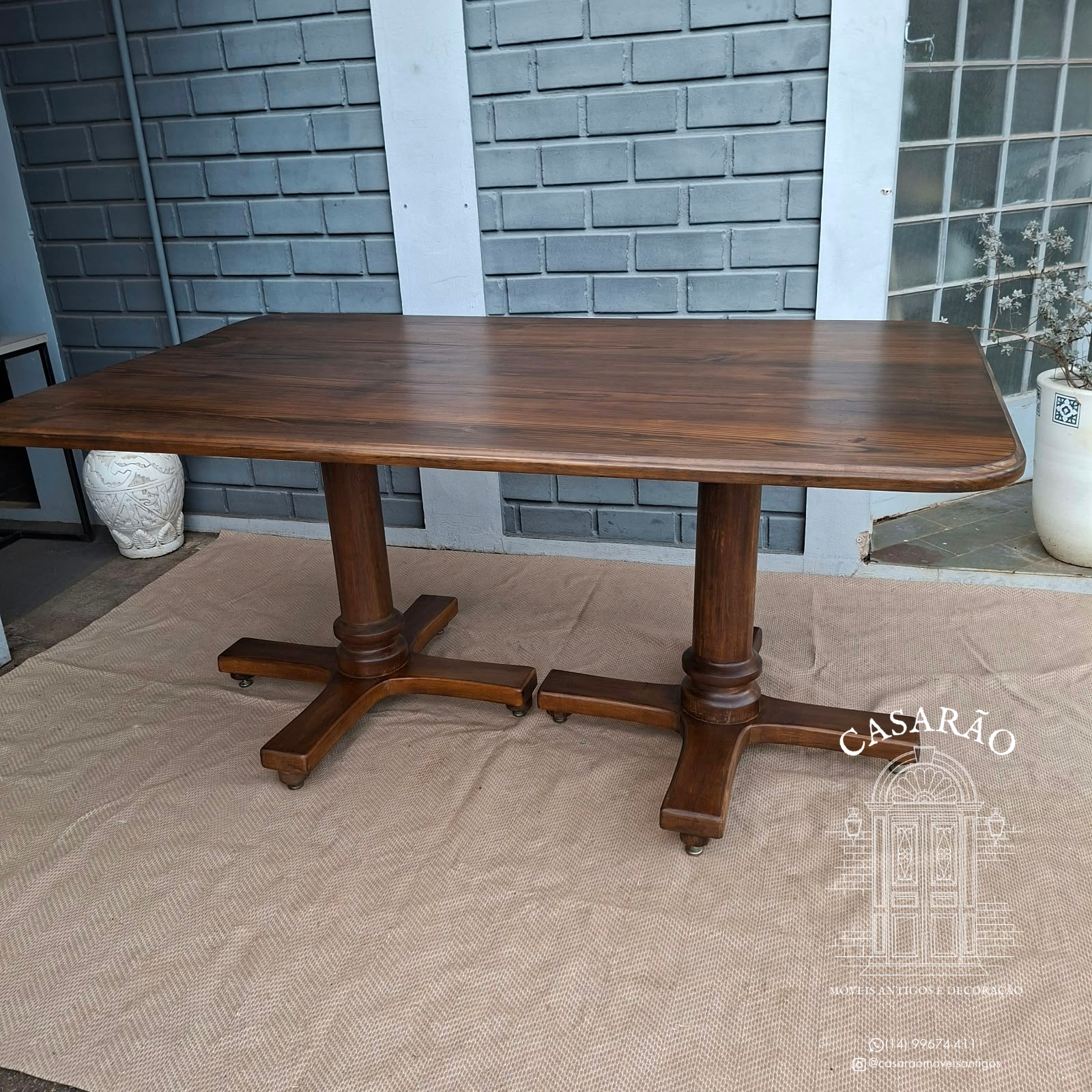 Mesa de Jantar Retangular em madeira escura com pés pedestal