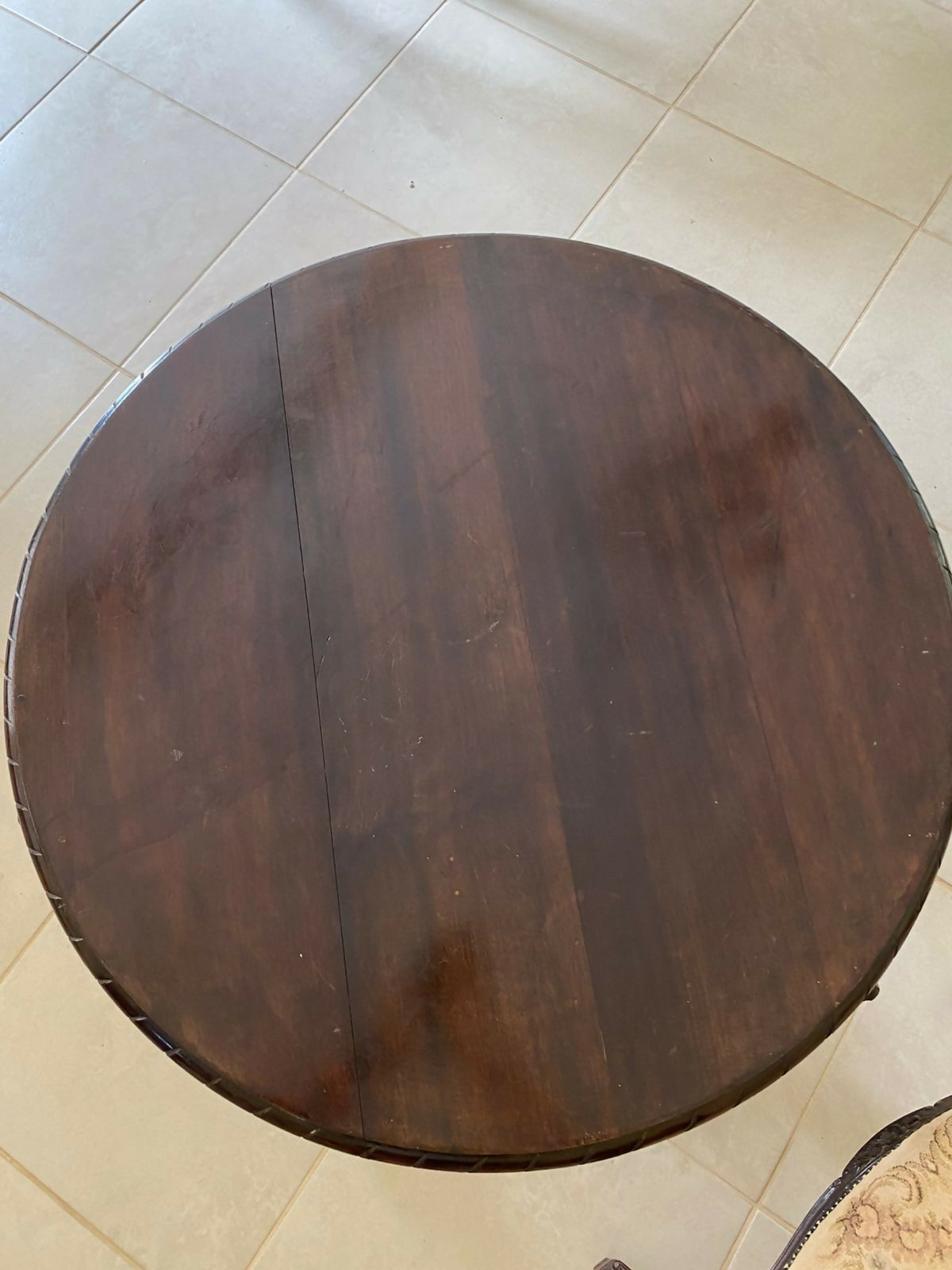 Mesa de centro redonda Renascença em madeira maciça - pés com figura de leão