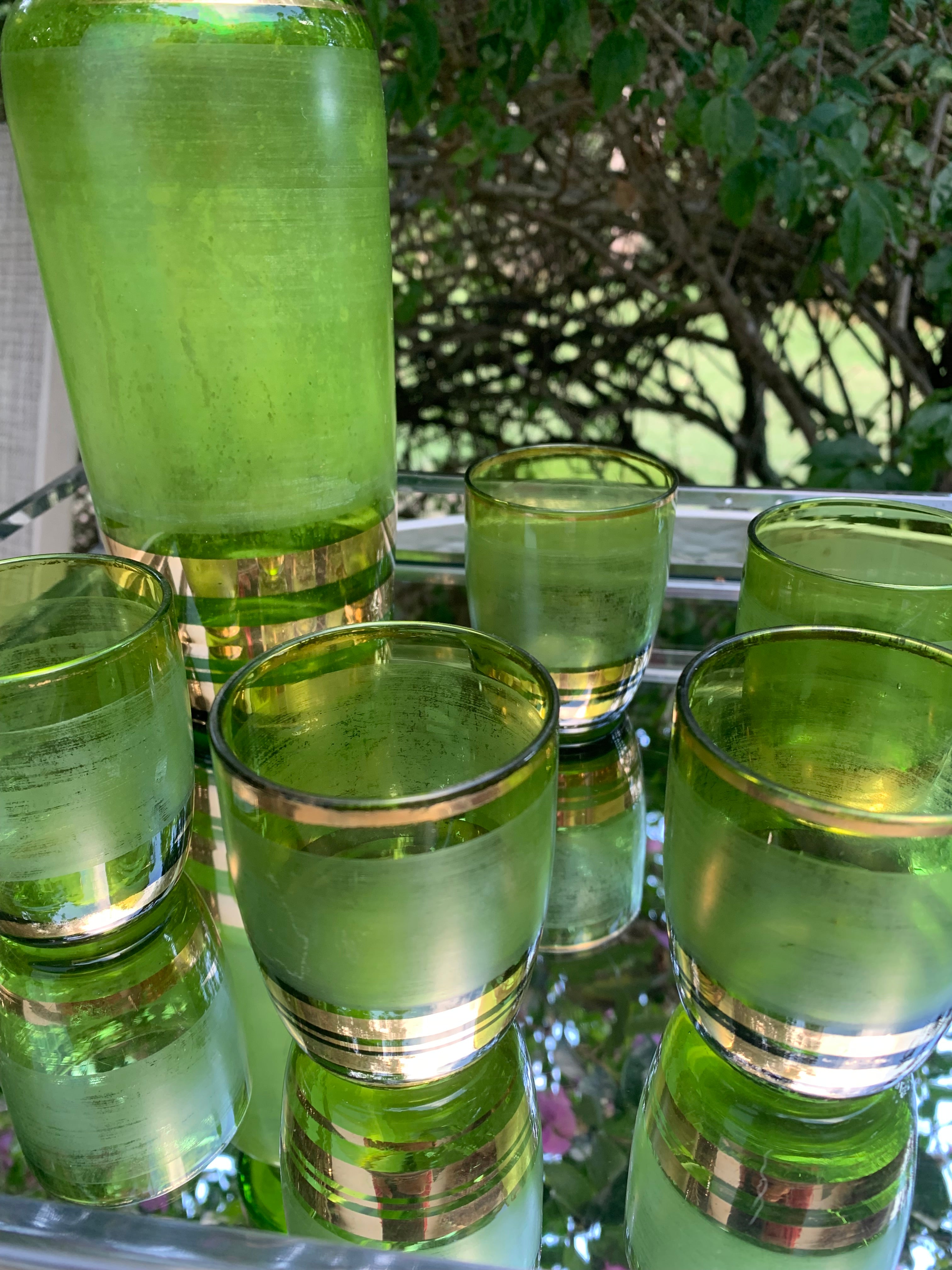 Conjunto de coqueteleira e 5 copinhos em vidro verde década 50 