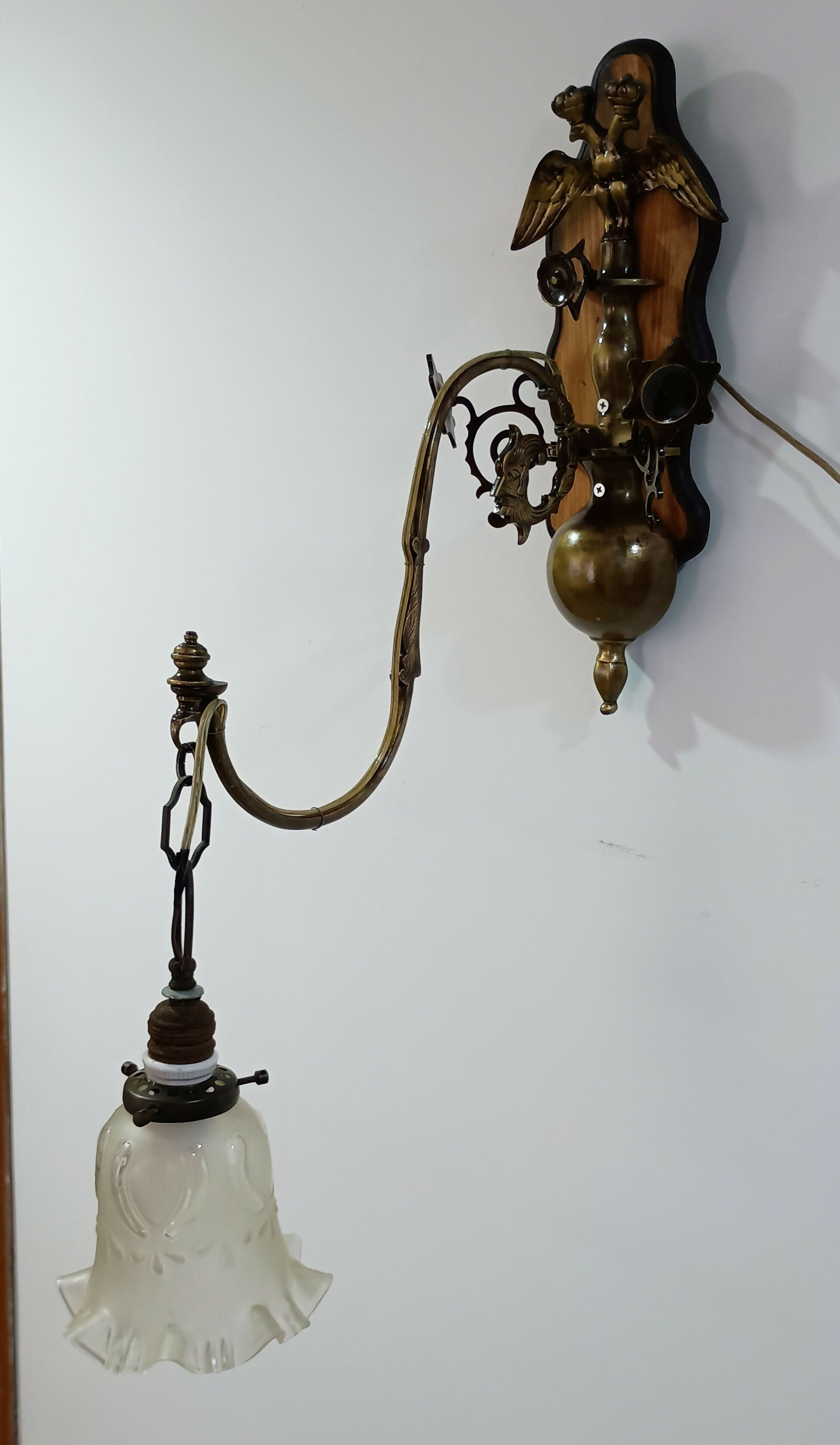 Luminária antiga ao gosto medieval