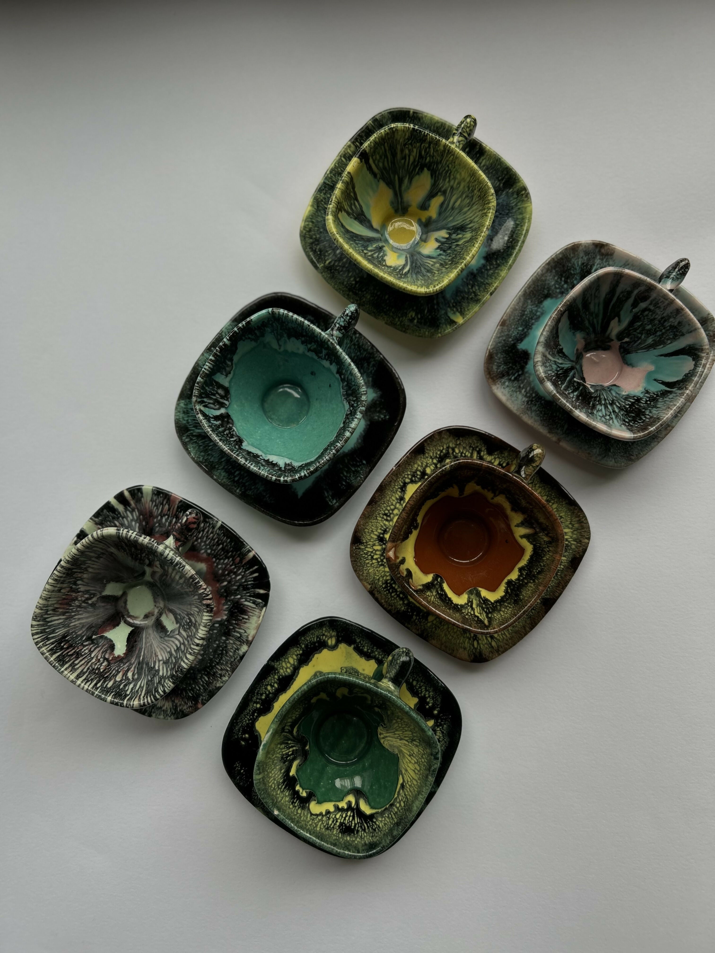 Conjunto com seis xícaras de café e pires