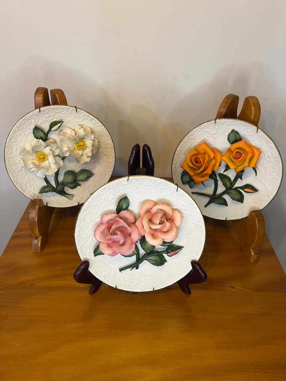 Trio de Pratos Decorativos The Roses of Capodimonte – Franklin Mint