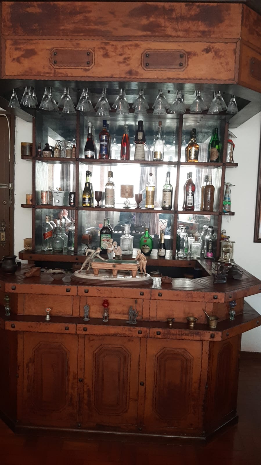 Bar Executivo Rústico Completo em Couro Trabalhado e Madeira Nobre