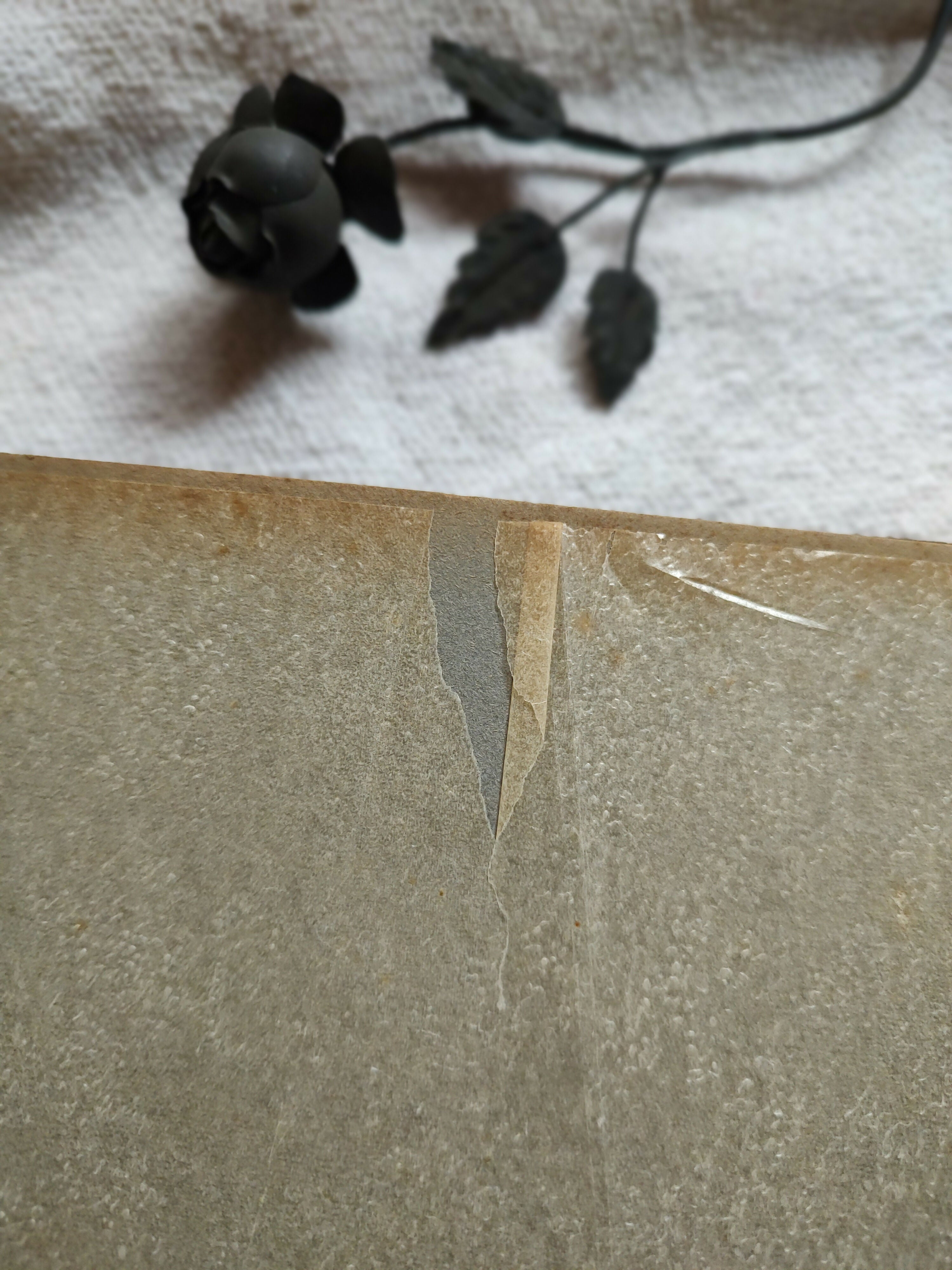 Antigo álbum de fotos "Nossa Família" com capa em madeira (30cm x 28cm)