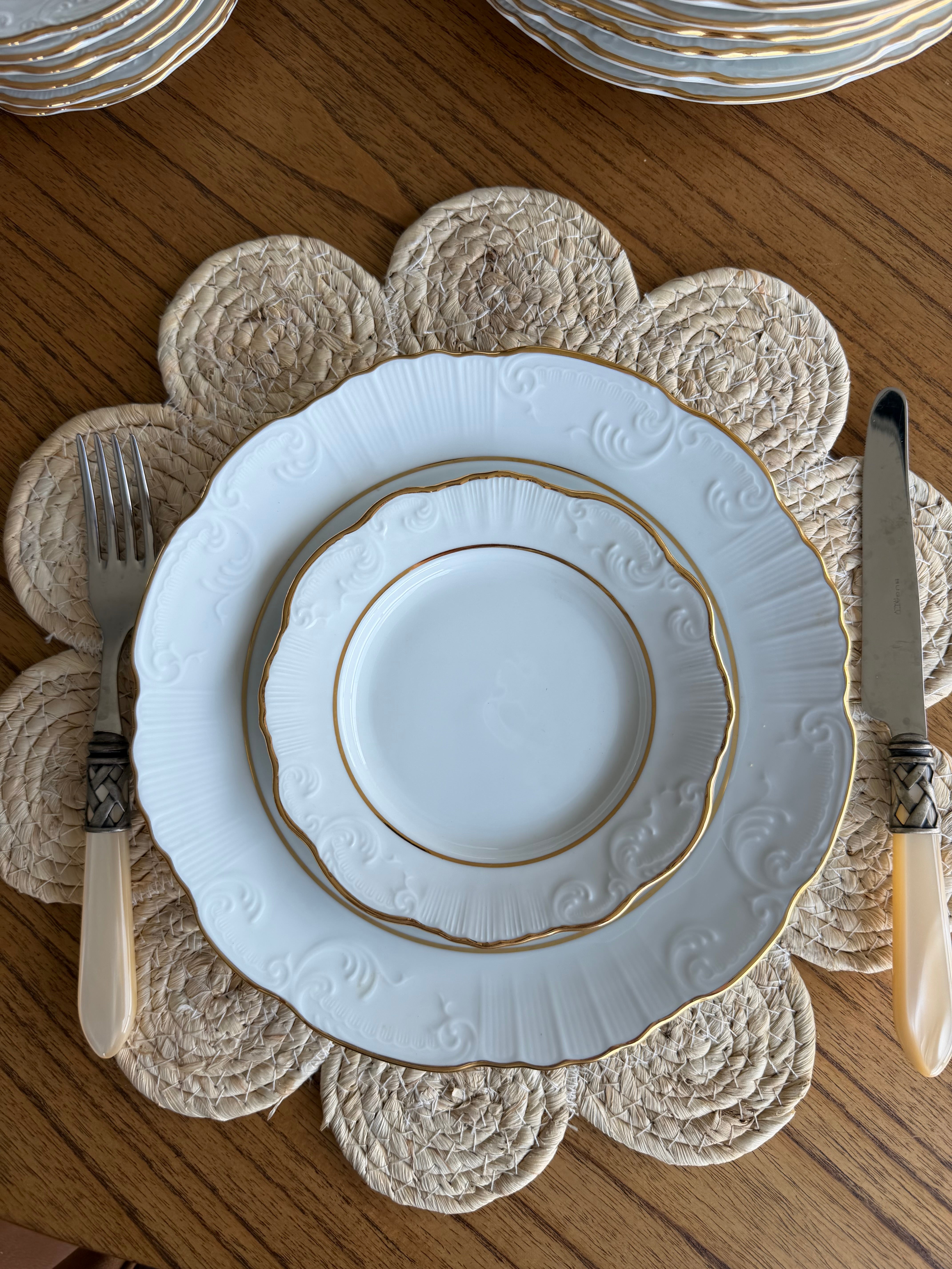 Serviço Porcelana vintage Vista Alegre Portugal com detalhes dourados - 8 lugares