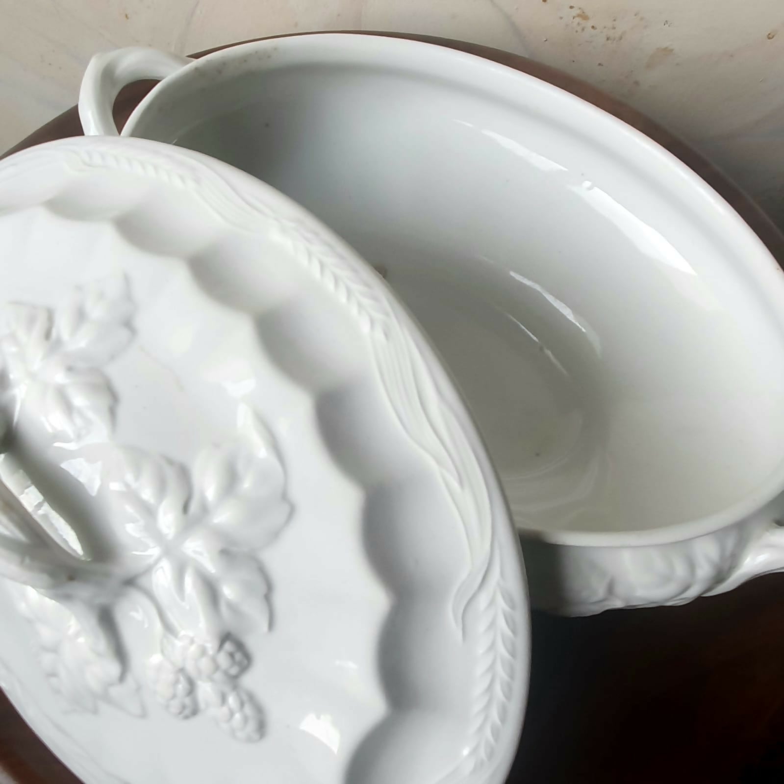 Sopeira em ironstone inglês J&G Meakin branca padrão Triguinho. Lindo enfeite!