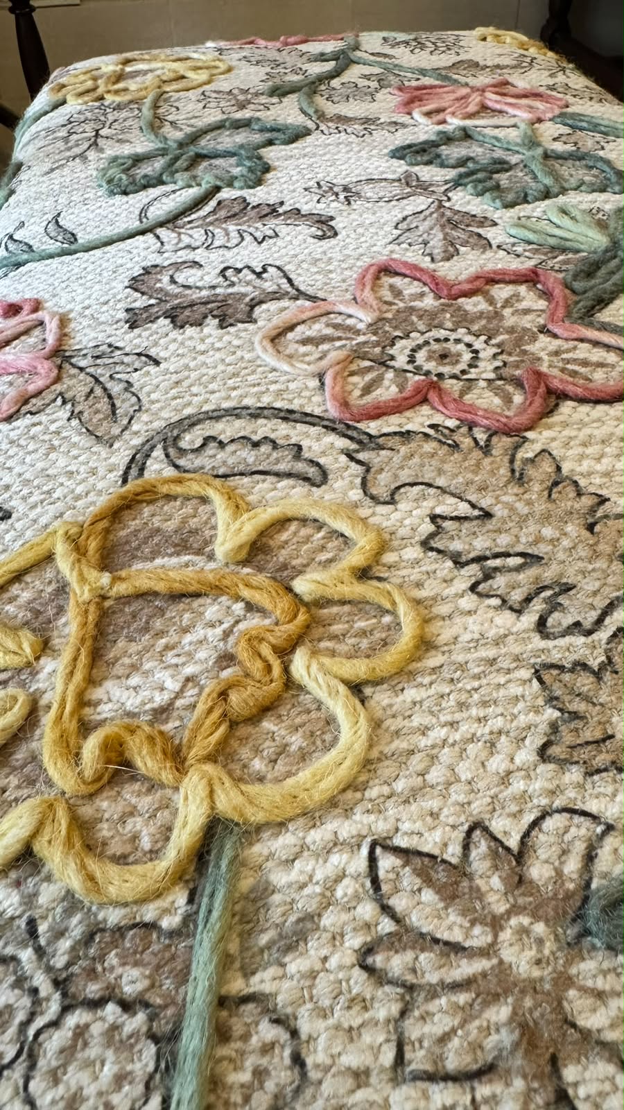 Pufe / Banqueta / Mesa de centro /Apoio para os pés em tecido floral com bordado 