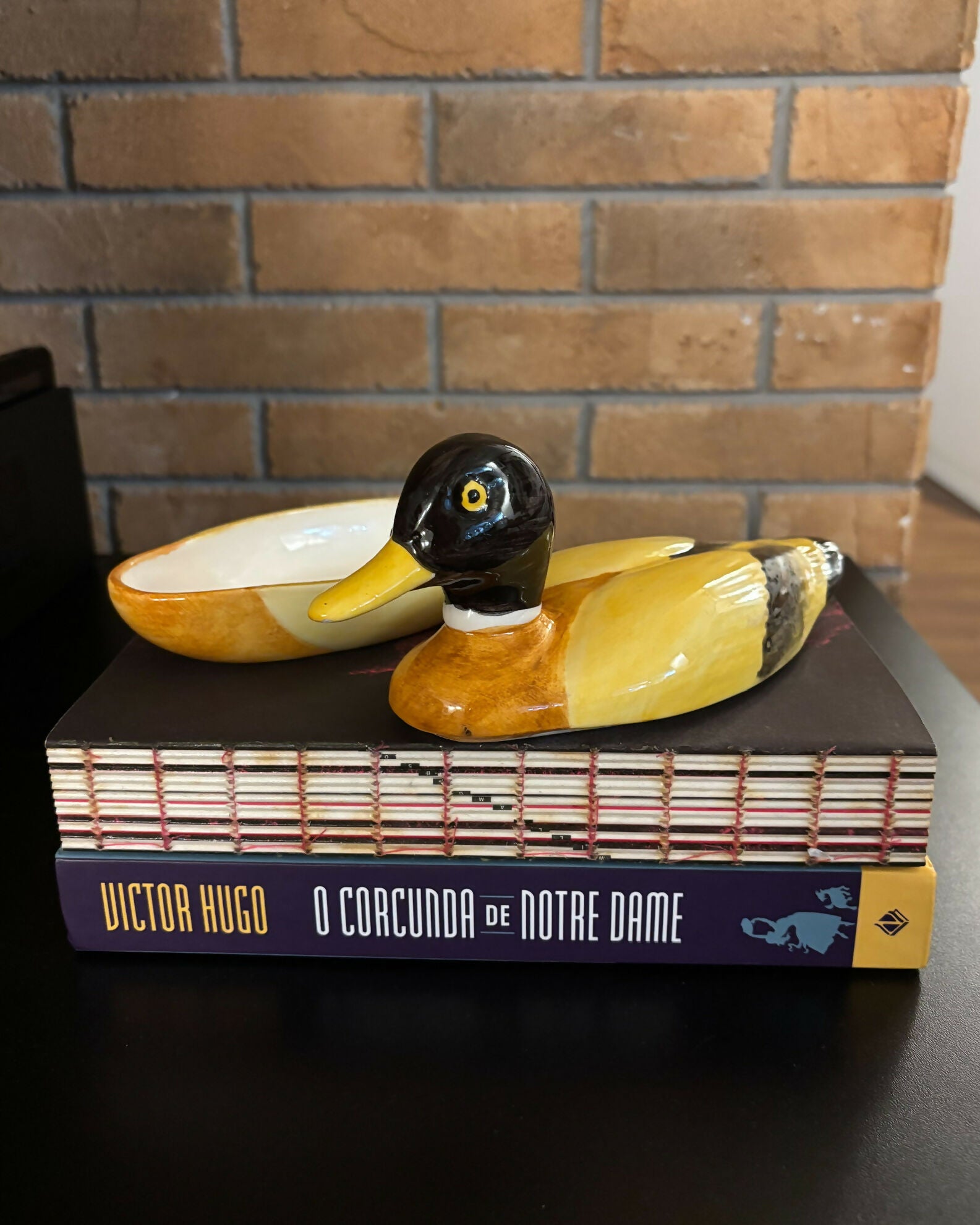 caixa em formato de pato, em porcelana portuguesa pintada à mão