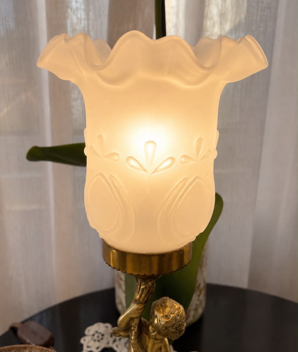 Abajur Querubim com base em bronze trabalhado e cúpula estilo tulipa