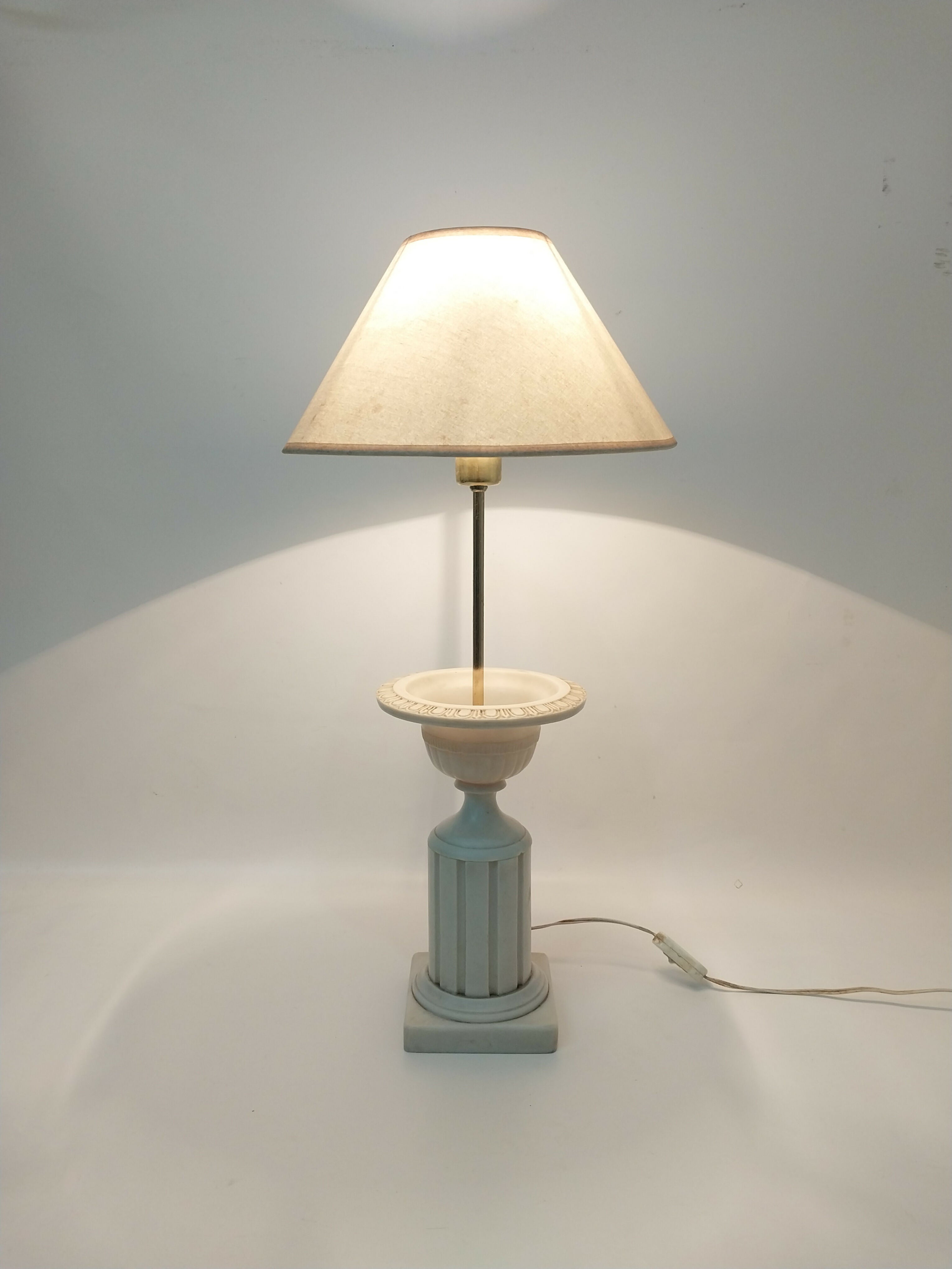 Abajur Antigo em Resina Texturizada