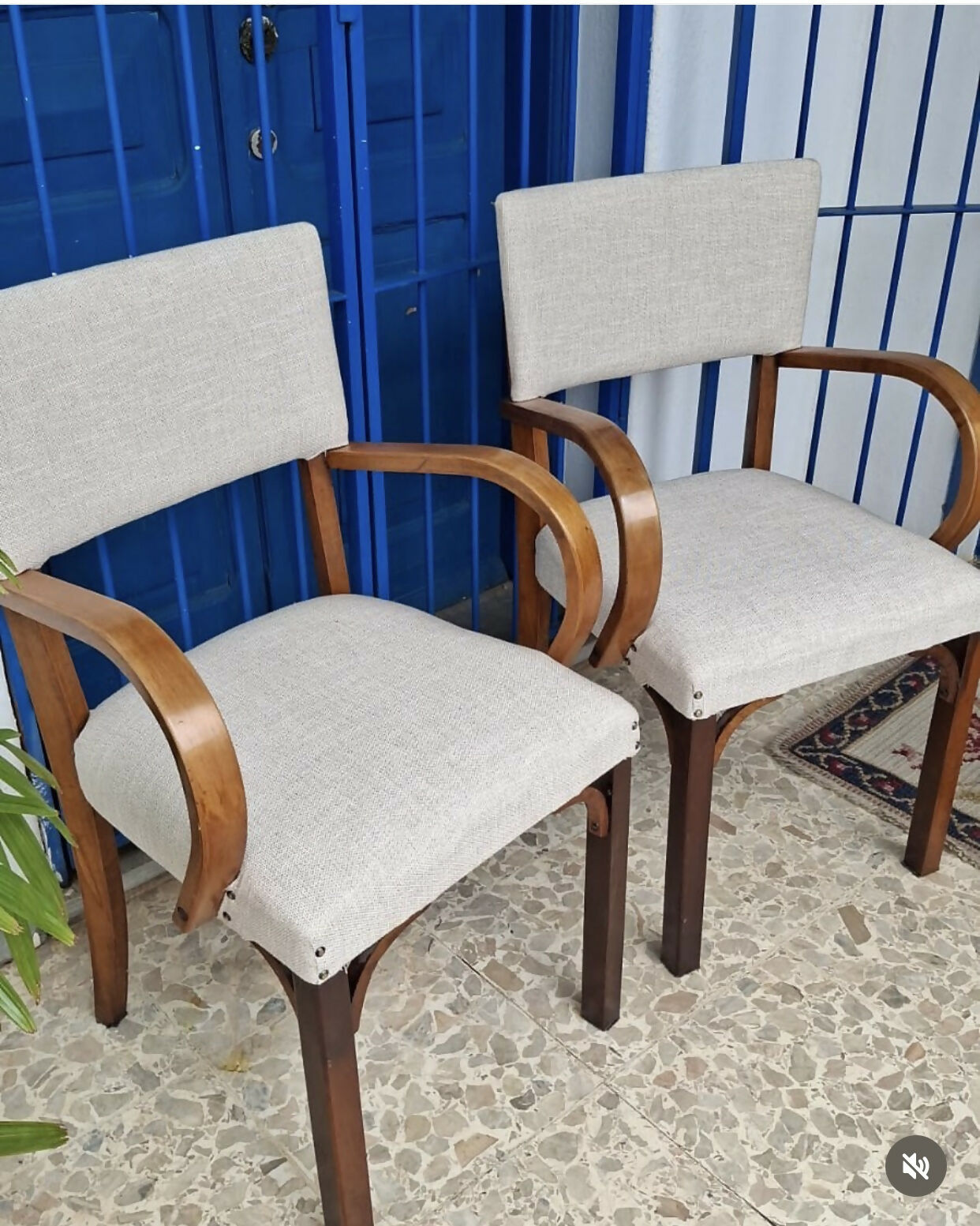 Poltronas em madeira e estofado claro (valor unitário)