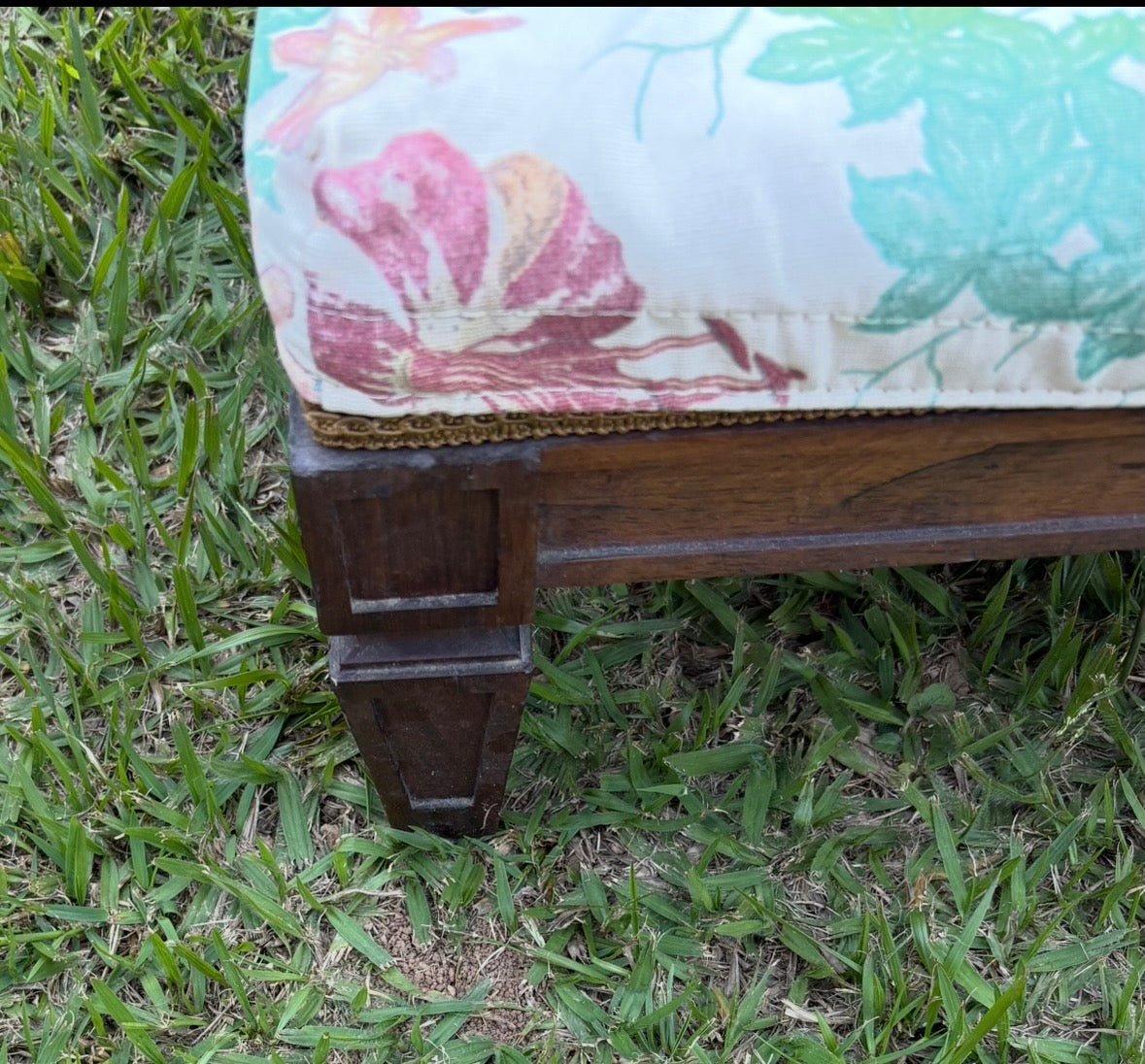Par de poltronas baixas com estofado branco com flores 
