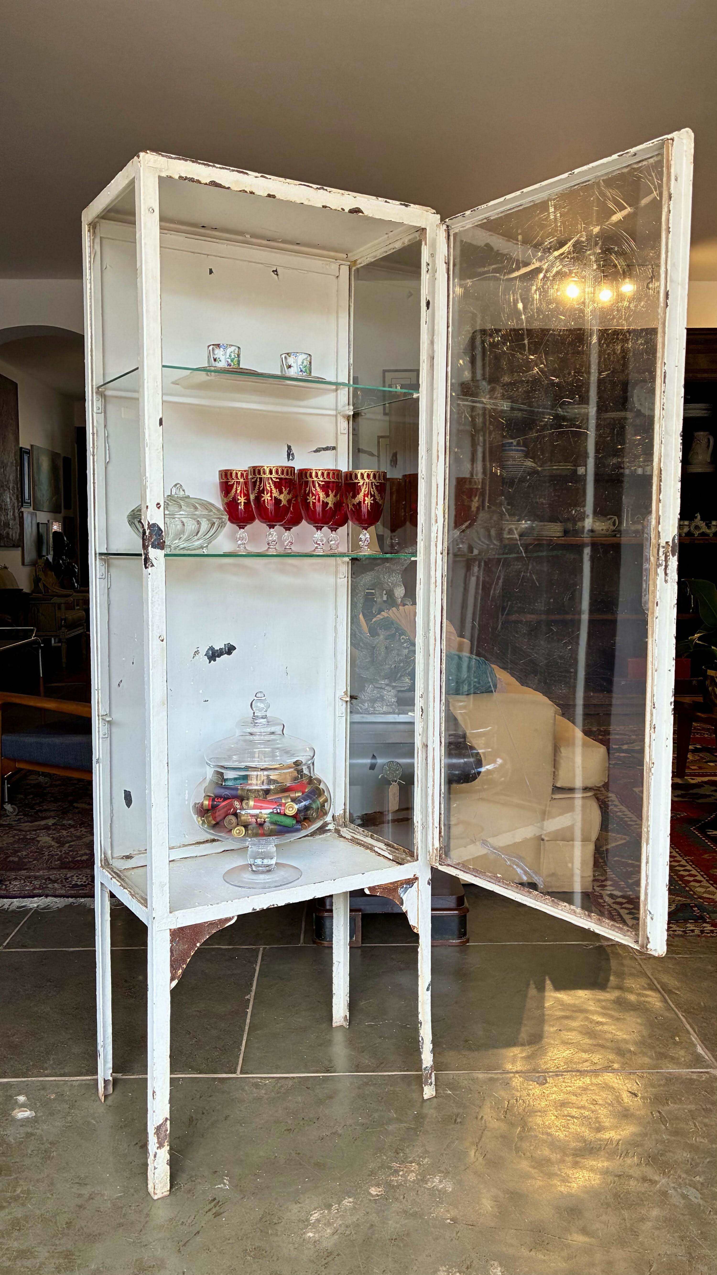 Armário de Farmácia Antigo