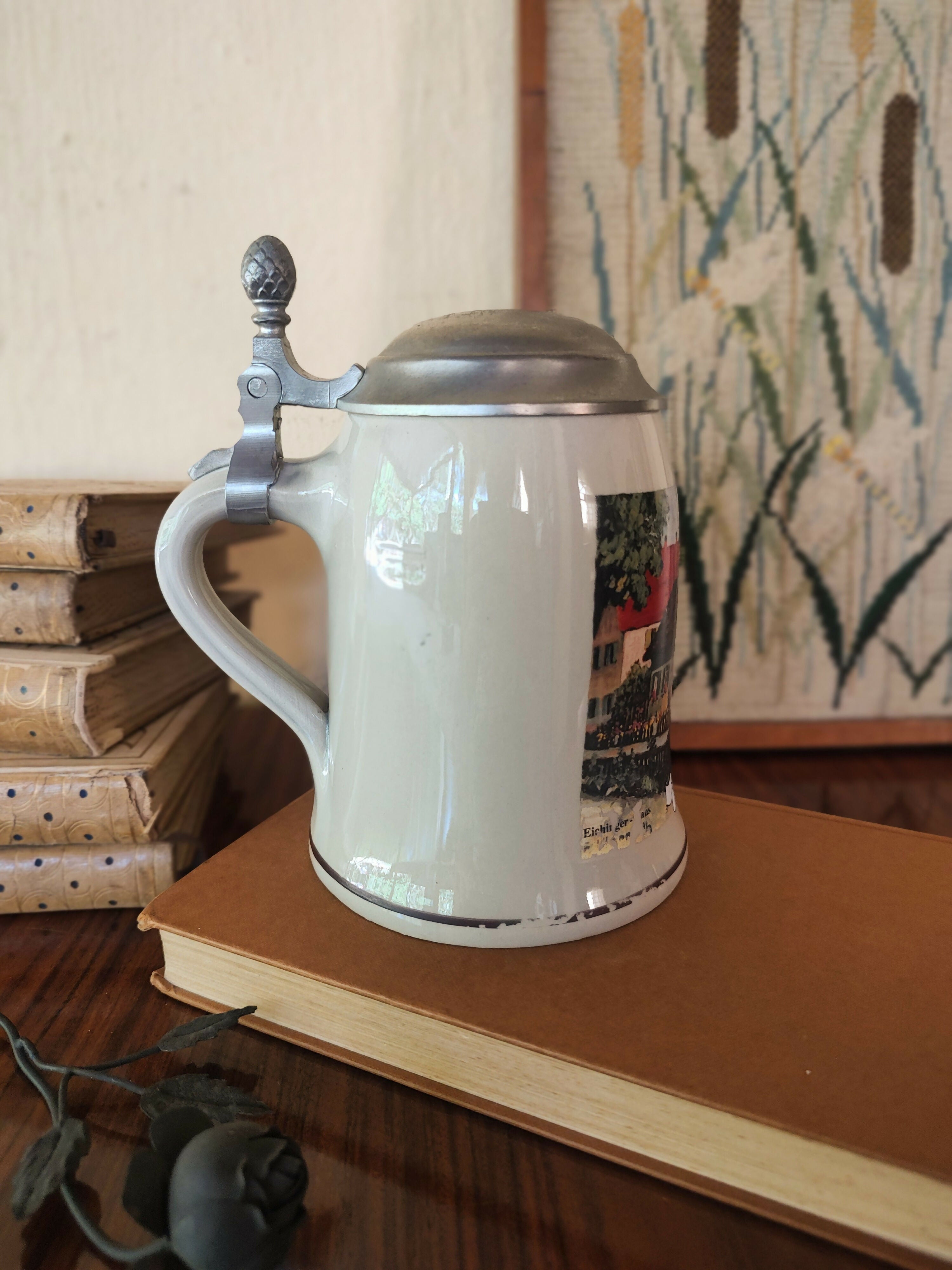 Antiga Caneca Alemã de Chopp em louça com tampa de metal