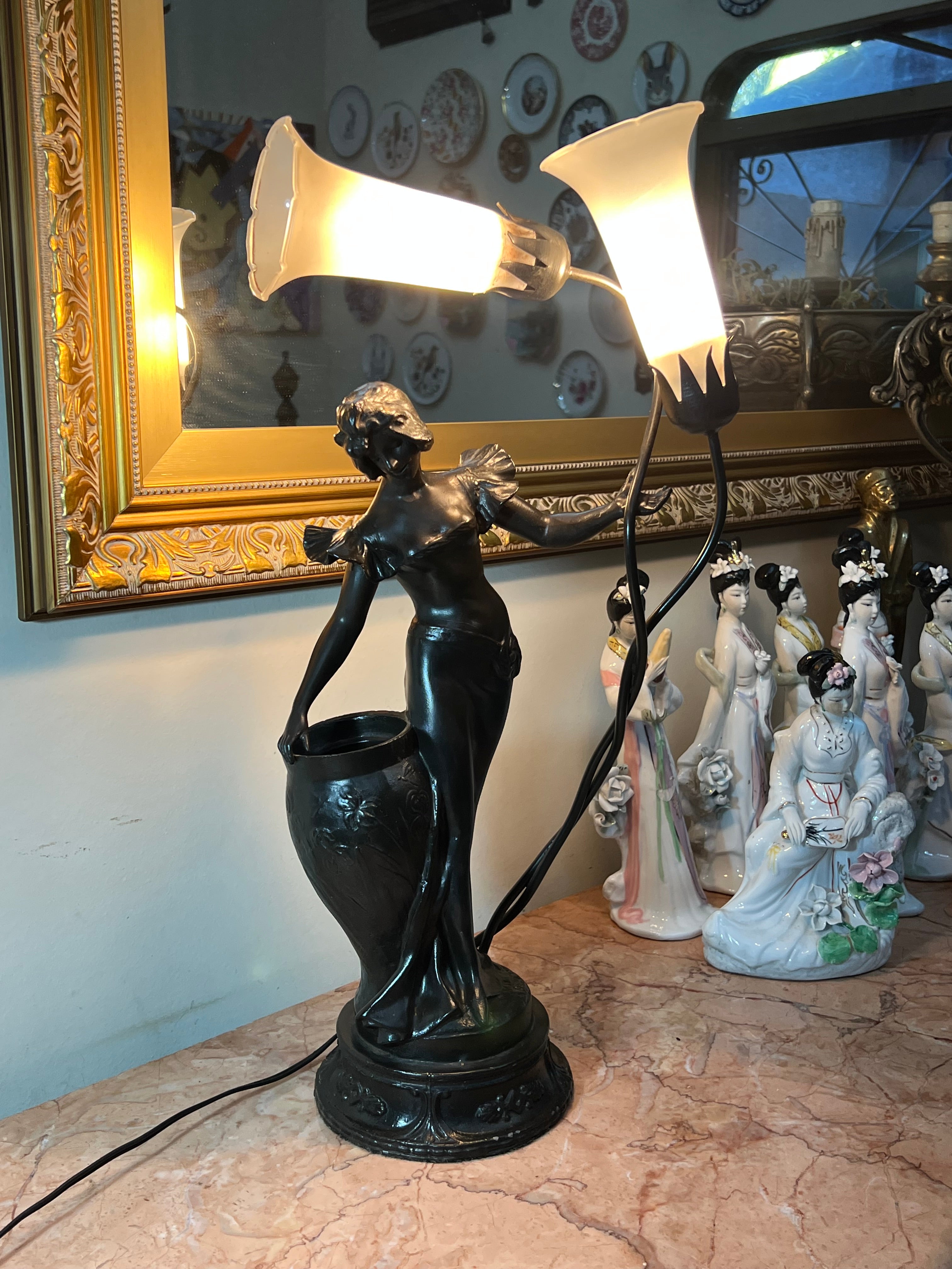 Antigo abajur de mesa com 2 tulipas