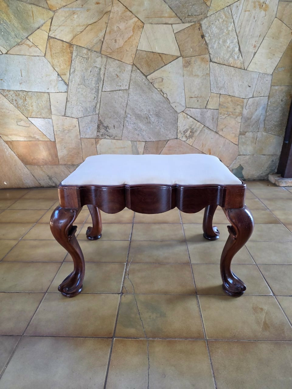 Banqueta Dom José em jacarandá maciço, tecido shantung de seda.